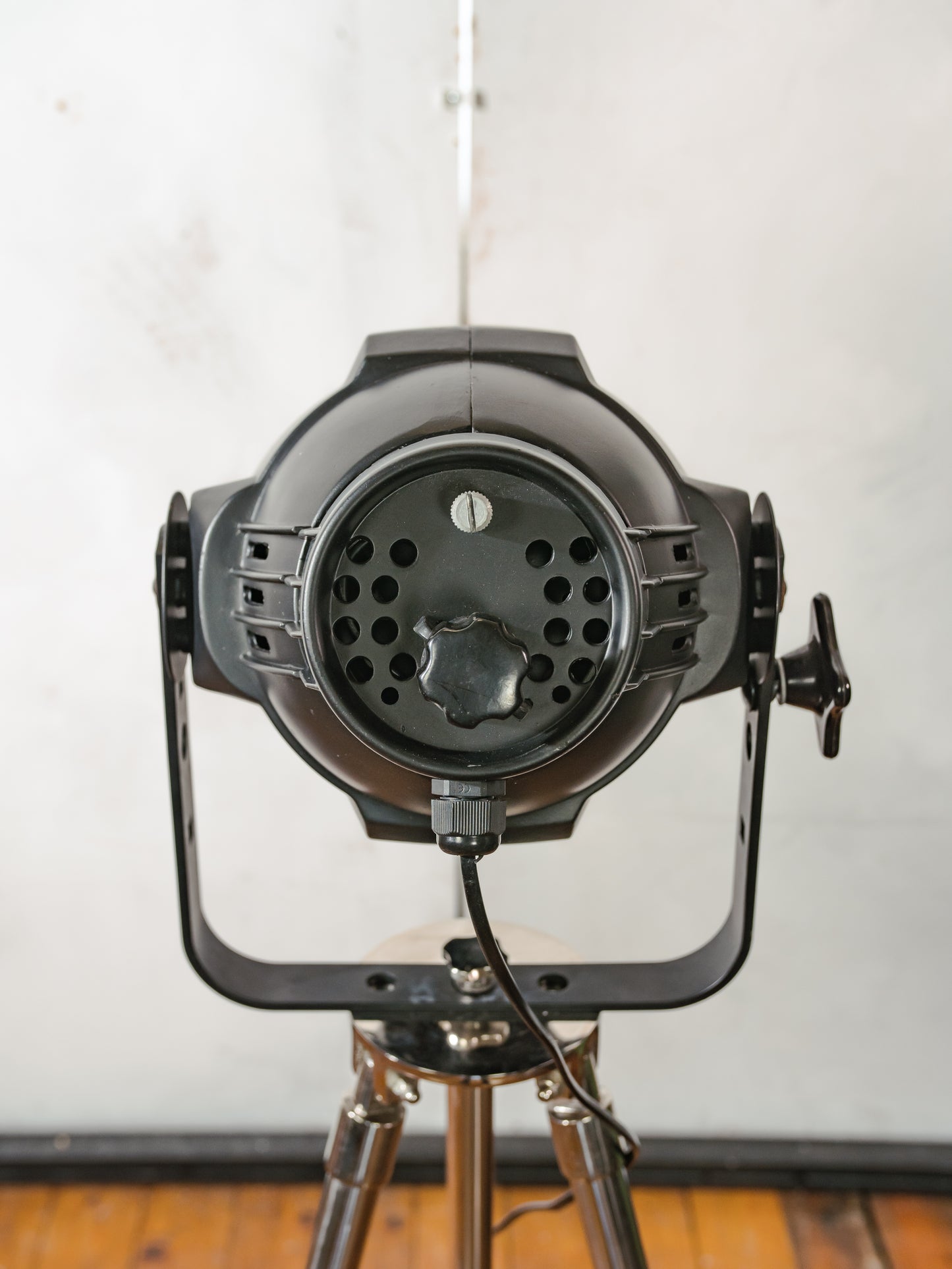 Black Stagelight Floorlamp Vintage | The Aliën Studio Spot | Spotlight on polished chrome Tripod | Modern industrial lighting