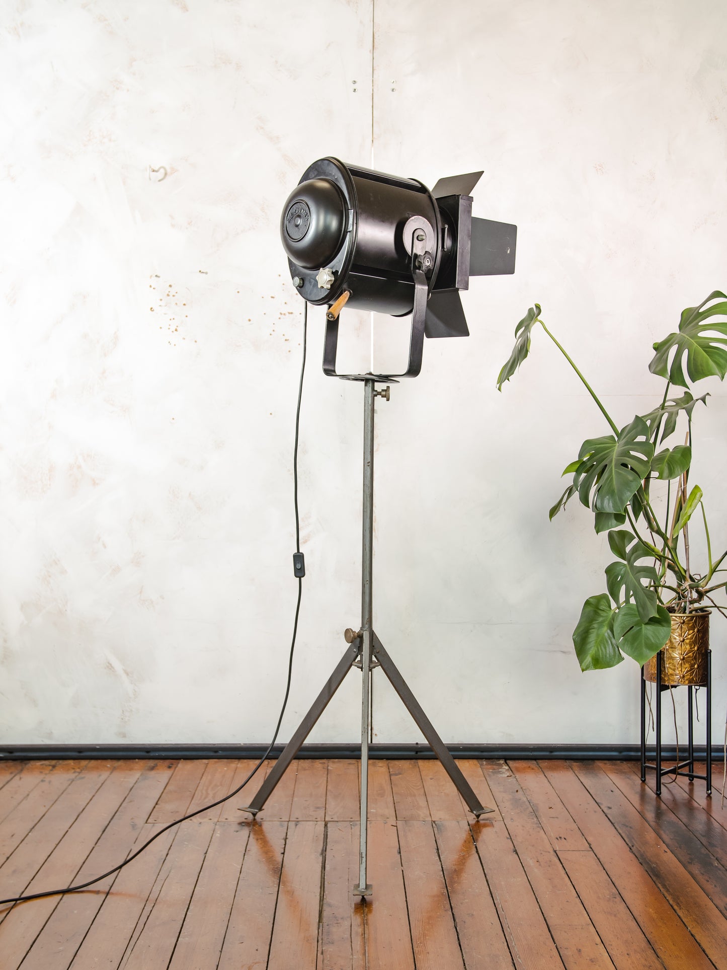 Industrial Theater Floor lamp 1950s A.E. Cremer Paris Film Projector on Adjustable Tripod, Original Barndoors, French Antique Spotlight