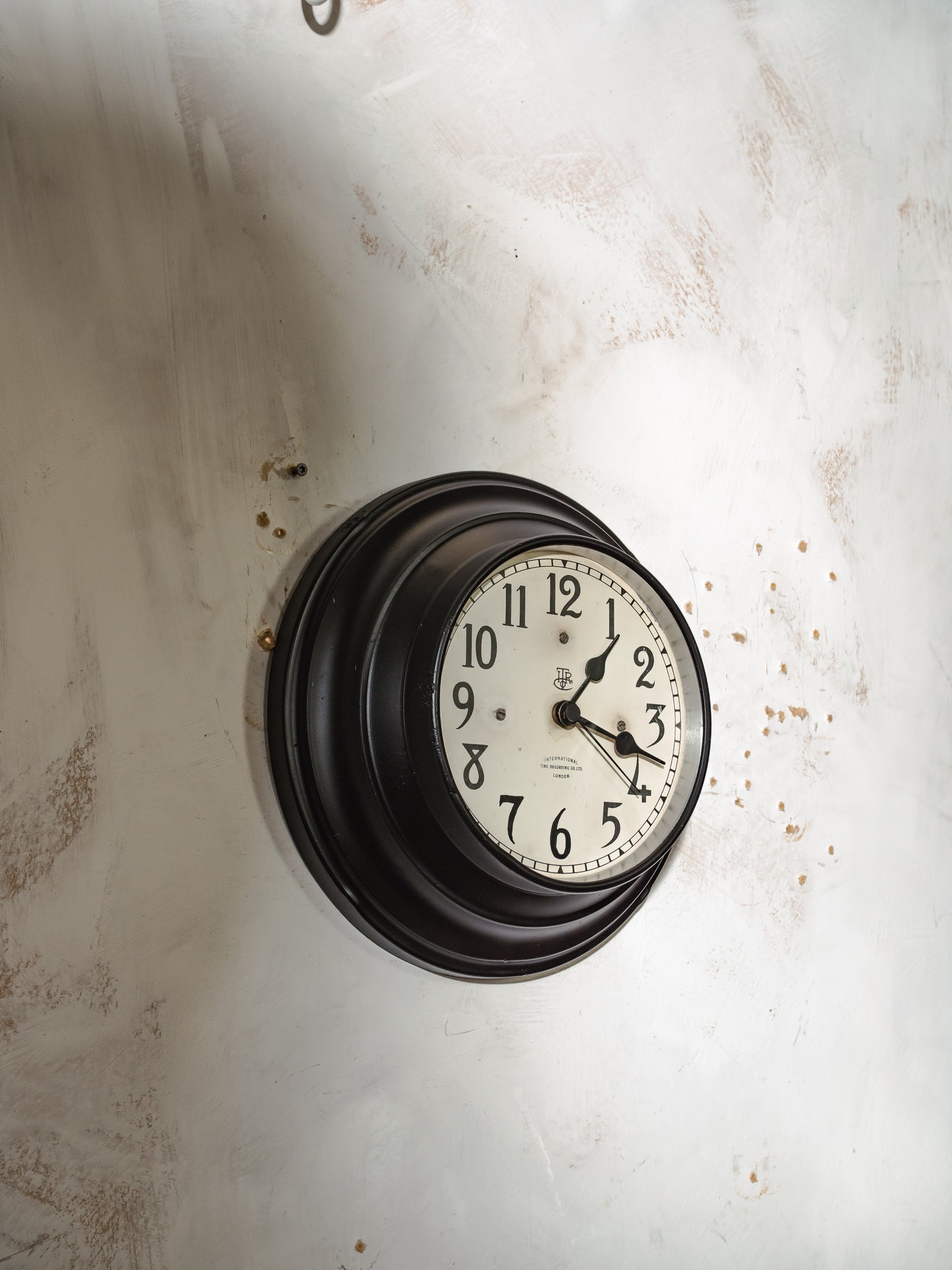 Antieke zwarte ITR wandklok met witte wijzerplaat, gerenoveerde kloki circa 1920, International Time Recording co. ltd London, quartz