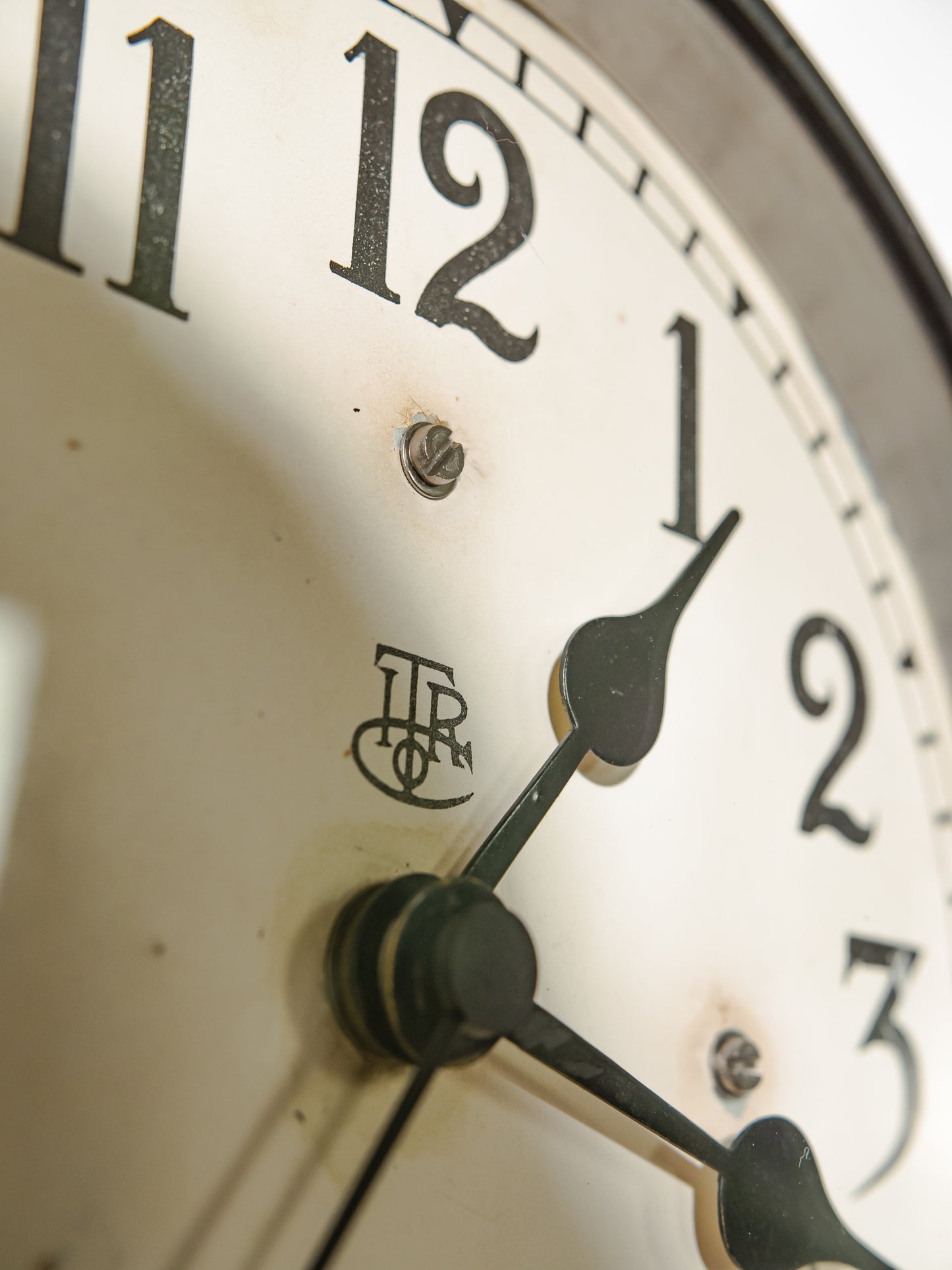 Antieke zwarte ITR wandklok met witte wijzerplaat, gerenoveerde kloki circa 1920, International Time Recording co. ltd London, quartz