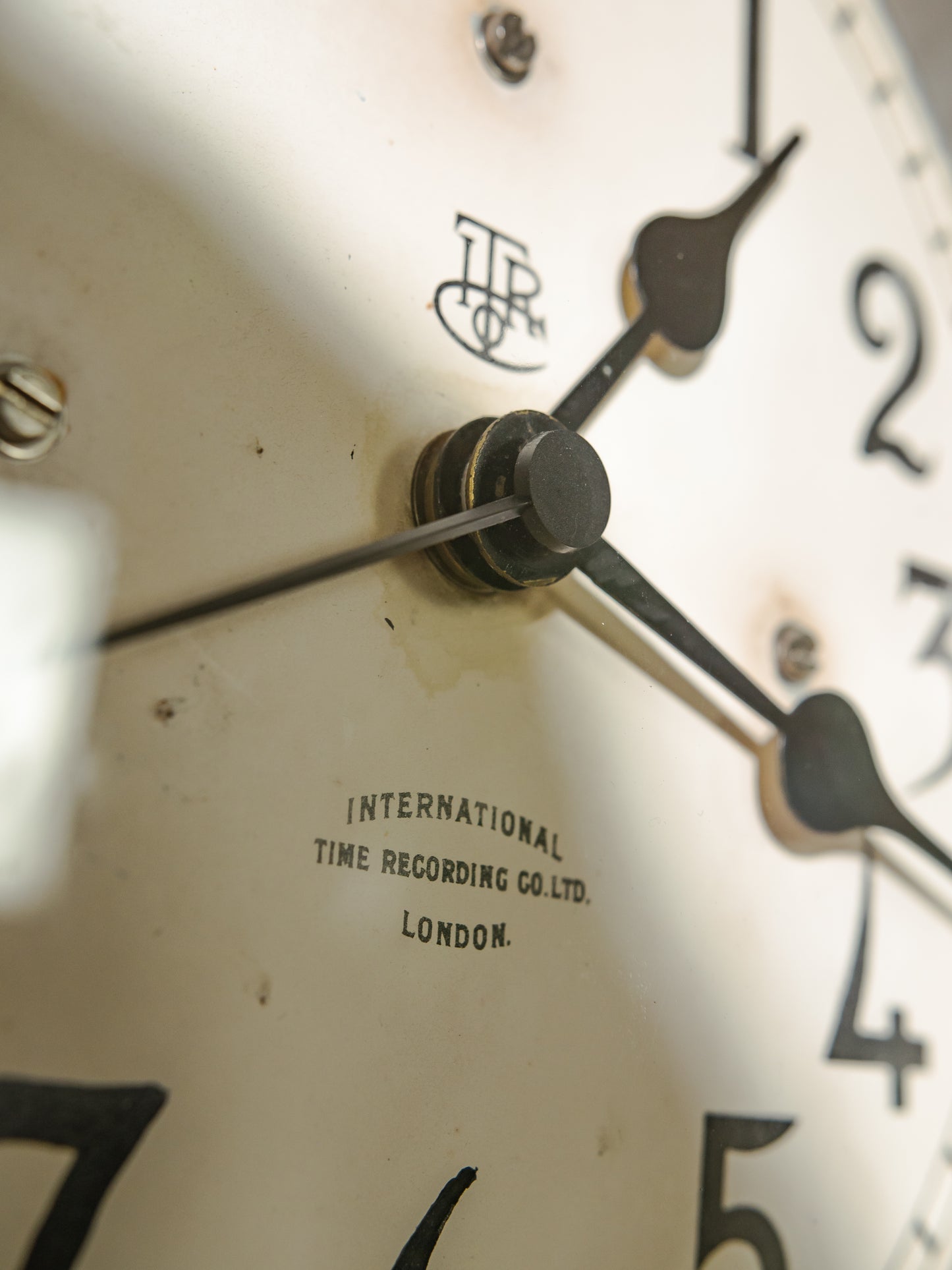 Antieke zwarte ITR wandklok met witte wijzerplaat, gerenoveerde kloki circa 1920, International Time Recording co. ltd London, quartz