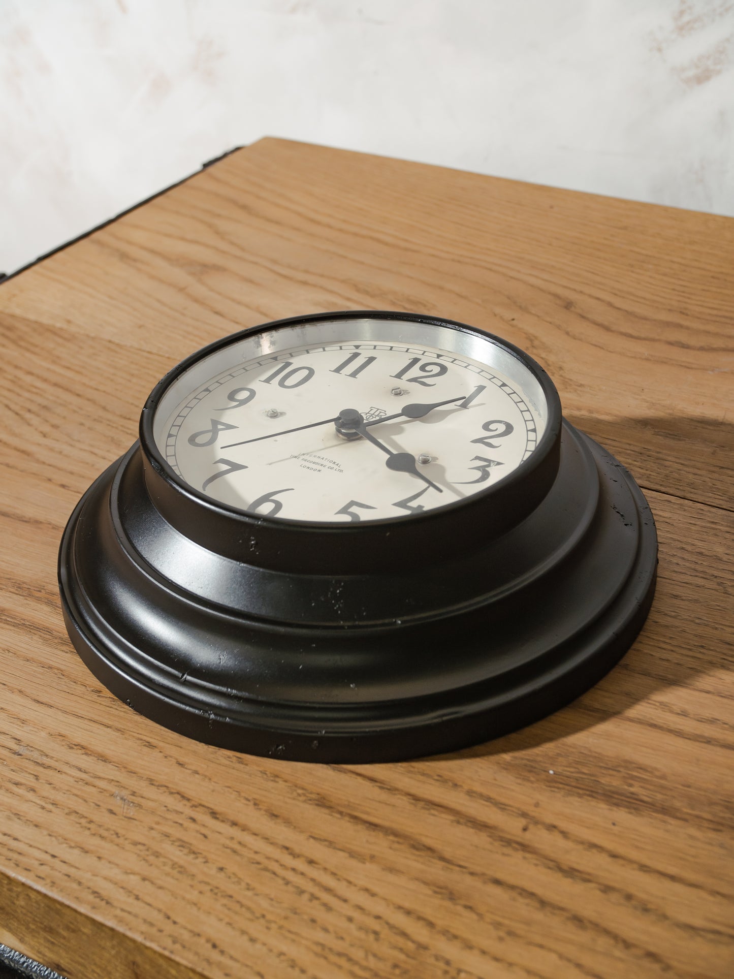 Antieke zwarte ITR wandklok met witte wijzerplaat, gerenoveerde kloki circa 1920, International Time Recording co. ltd London, quartz