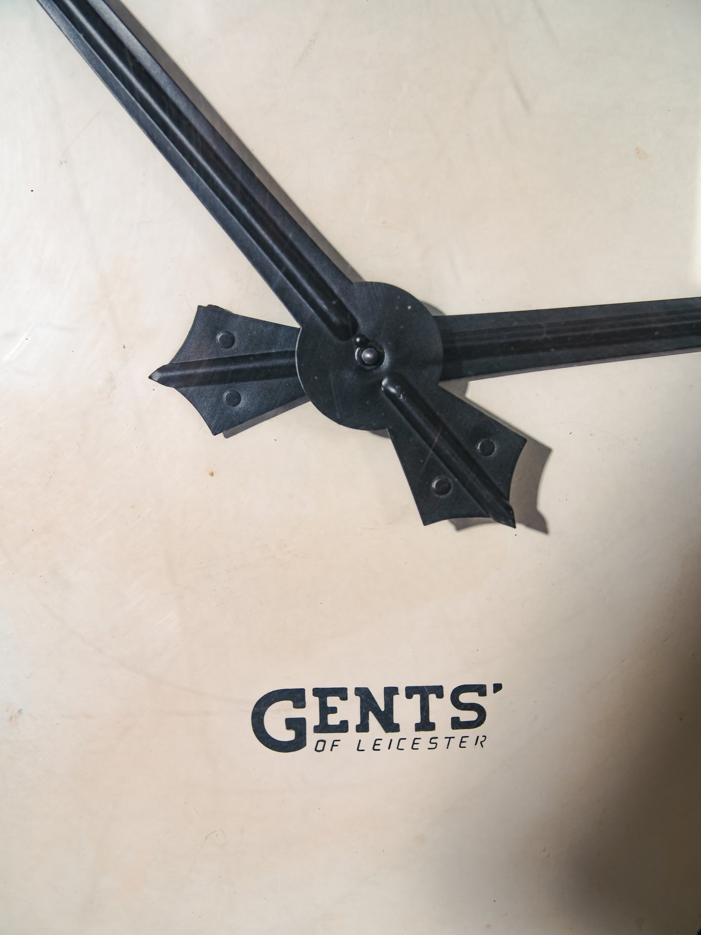 Koperen Gents of Leicester wand klok uit de jaren 20, diameter 50 cm, met origineel mechanisme en pulsgever, volledig gerestaureerd