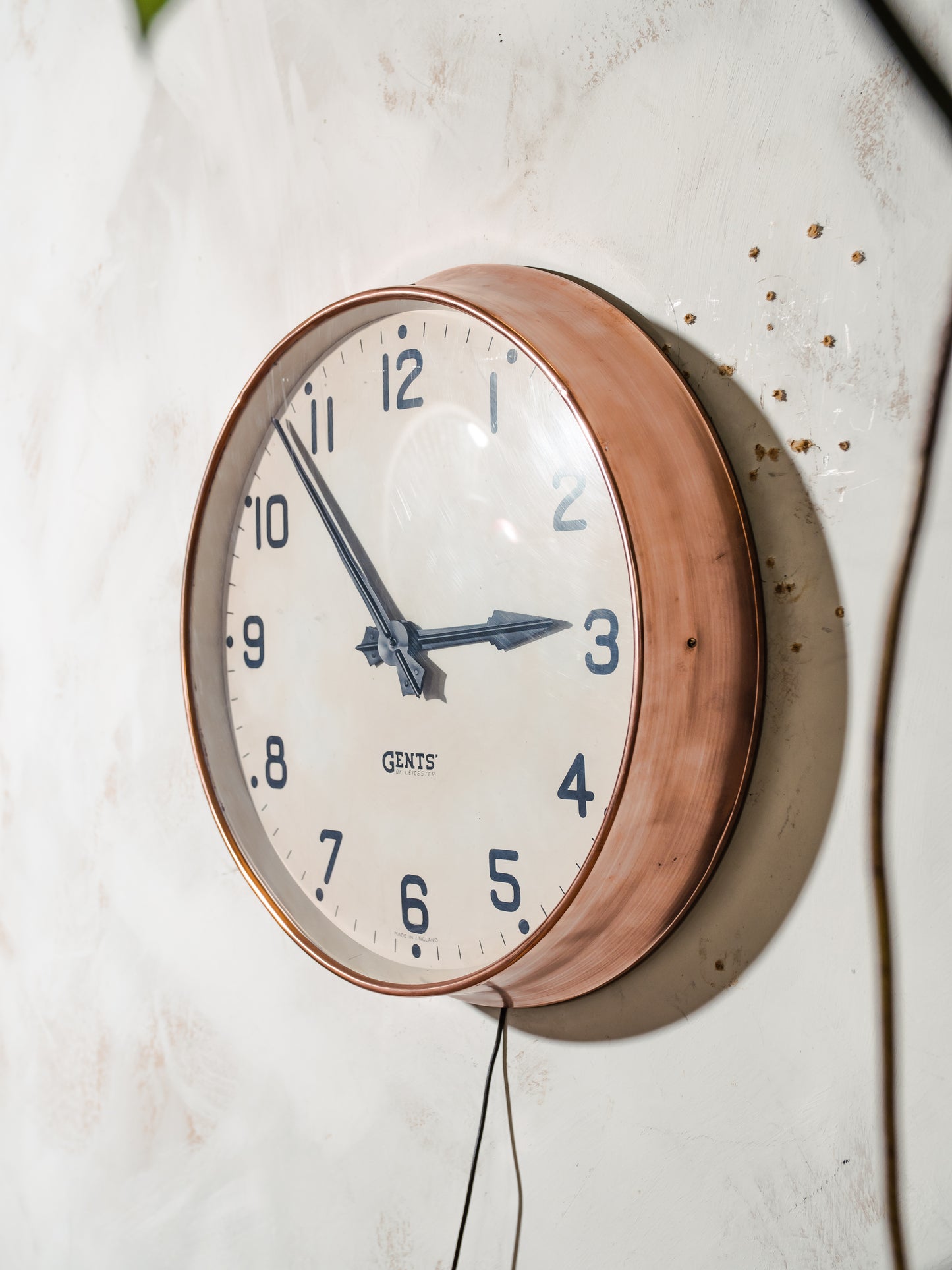 Koperen Gents of Leicester wand klok uit de jaren 20, diameter 50 cm, met origineel mechanisme en pulsgever, volledig gerestaureerd