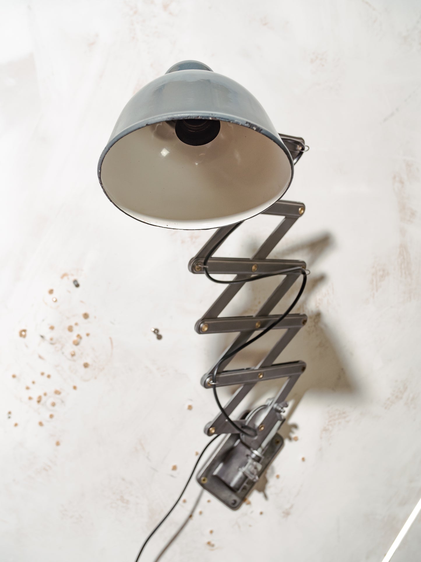 Rare 1930s Siemens Scissor Lamp, Wall Mounted Adjustable Harmonica Workshop Light with Blue Enamel Shade, Competely renovated