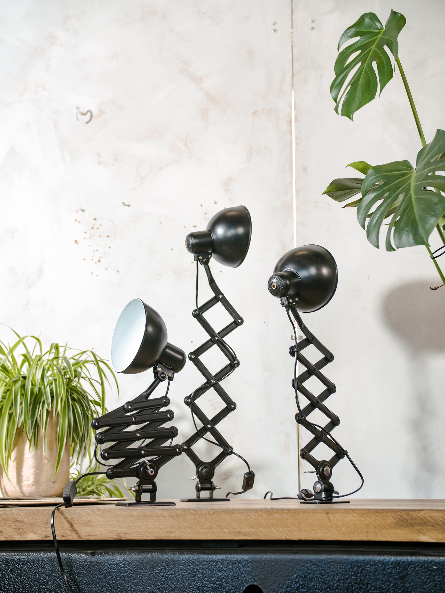 Kaiser Idell 6718 schaarlamp uit de jaren 30, satijnzwart gerestaureerde Bauhaus-wandverlichting, antieke lamp ontworpen door Christian Dell