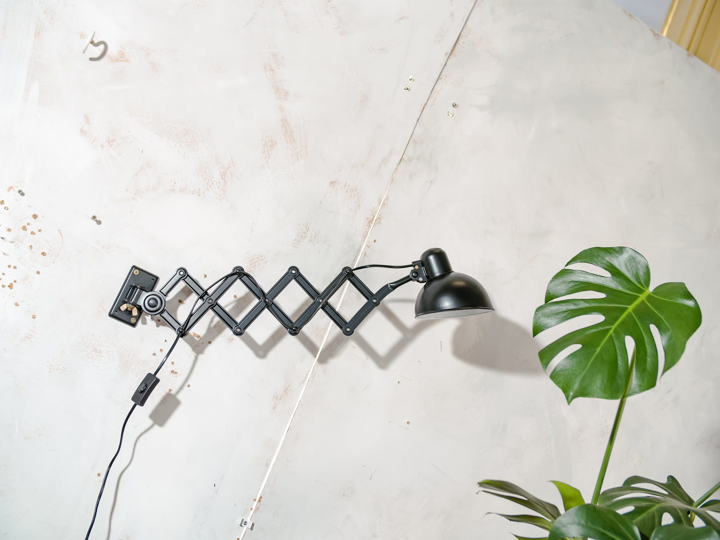 Kaiser Idell 6718 schaarlamp uit de jaren 30, satijnzwart gerestaureerde Bauhaus-wandverlichting, antieke lamp ontworpen door Christian Dell