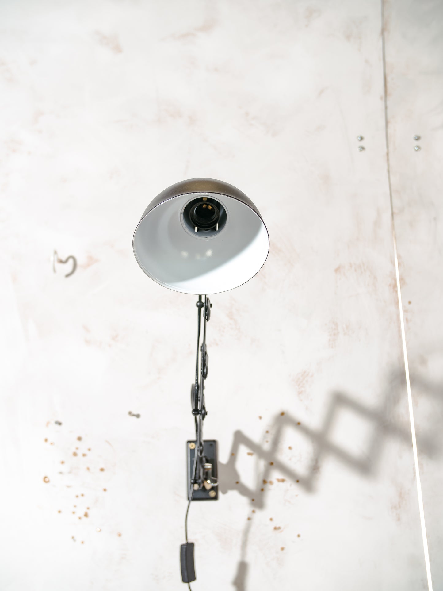 Kaiser Idell 6718 schaarlamp uit de jaren 30, satijnzwart gerestaureerde Bauhaus-wandverlichting, antieke lamp ontworpen door Christian Dell