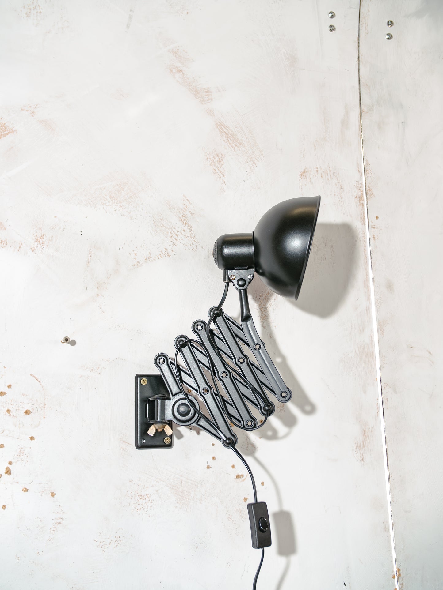 Kaiser Idell 6718 schaarlamp uit de jaren 30, satijnzwart gerestaureerde Bauhaus-wandverlichting, antieke lamp ontworpen door Christian Dell