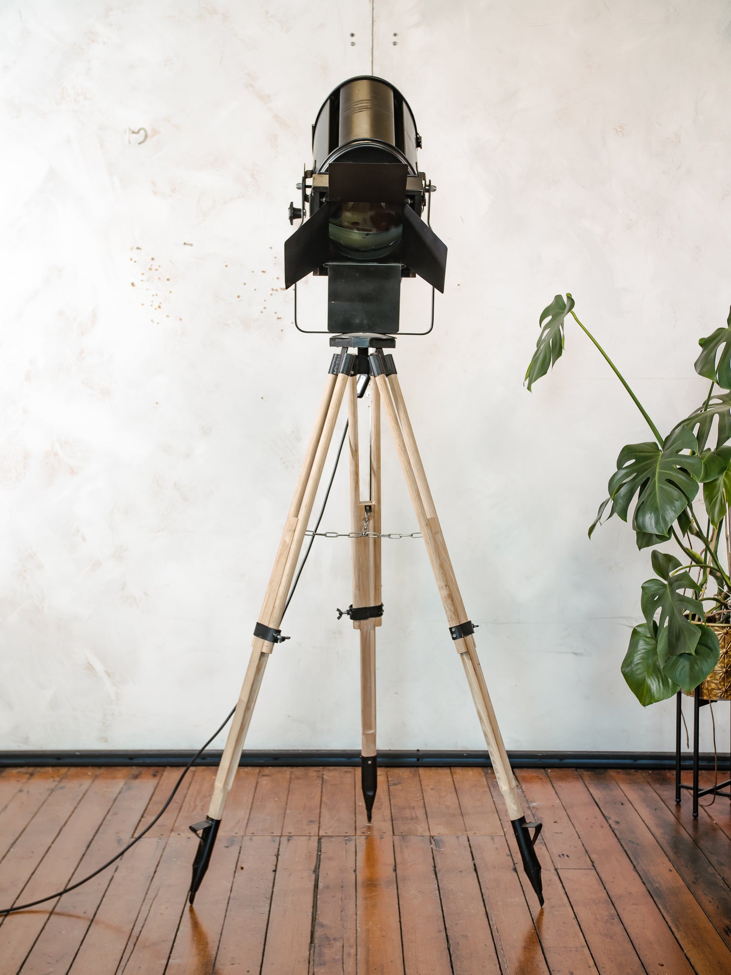 1950s Theater Floor lamp A.E. Cremer Paris Spotlight on Adjustable Wooden Surveying Tripod, With Barndoors, French Antique Lighting