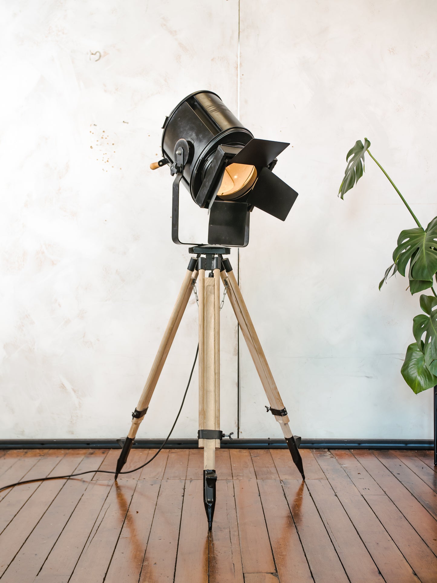 1950s Theater Floor lamp A.E. Cremer Paris Spotlight on Adjustable Wooden Surveying Tripod, With Barndoors, French Antique Lighting