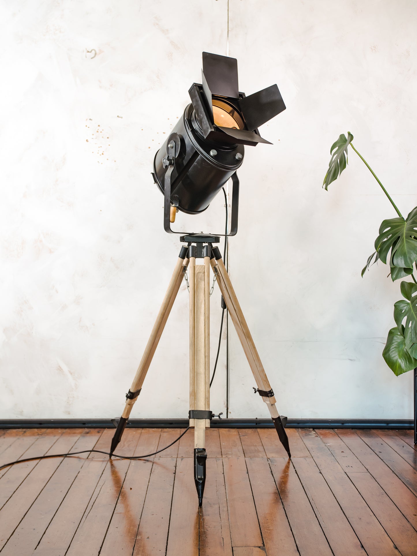 1950s Theater Floor lamp A.E. Cremer Paris Spotlight on Adjustable Wooden Surveying Tripod, With Barndoors, French Antique Lighting