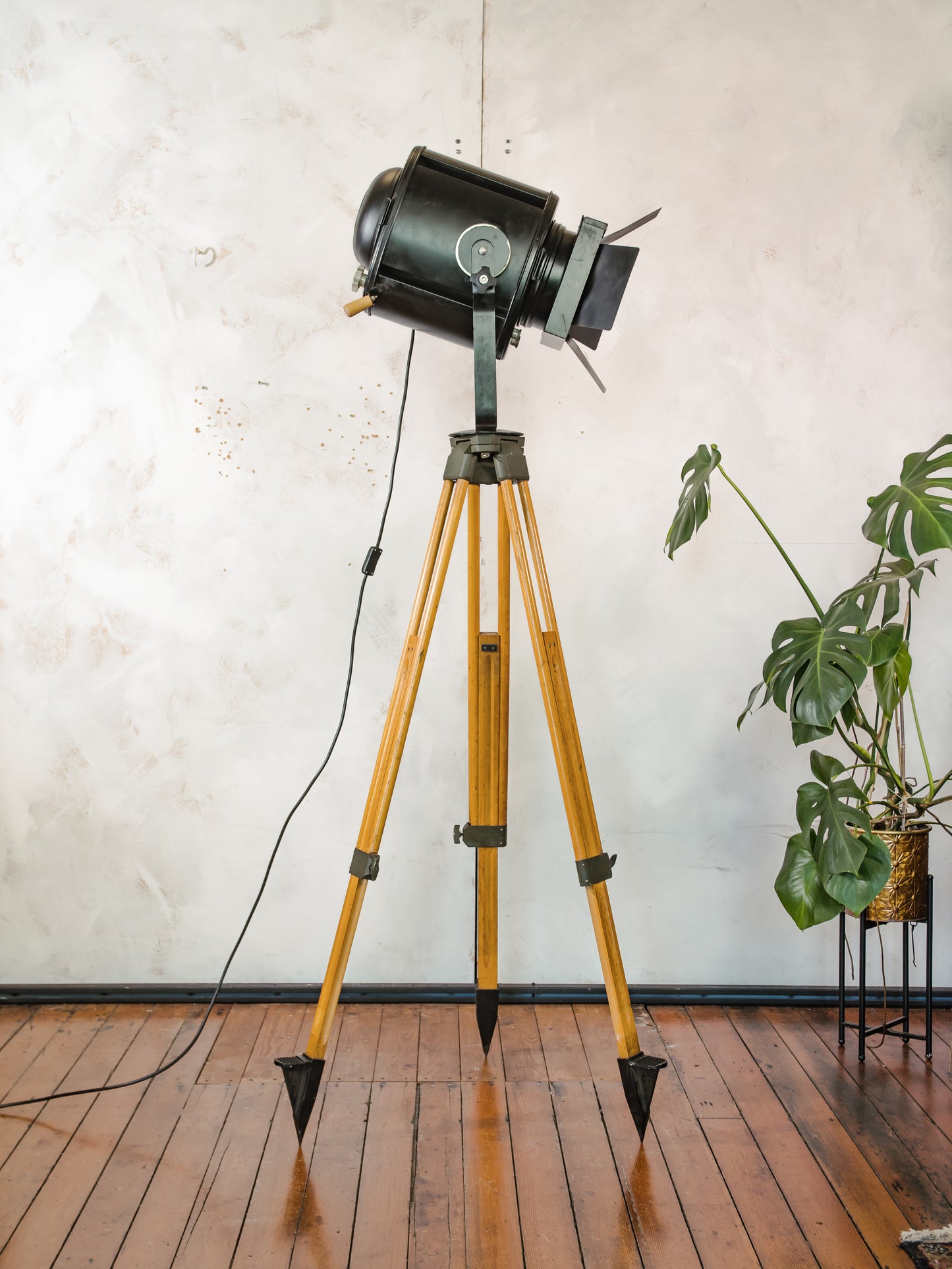 A.E. Cremer Paris 1950s Film Spotlight Floor lamp, Theatre Projector on Wooden Surveying Tripod, Original Barndoors, French Art Deco