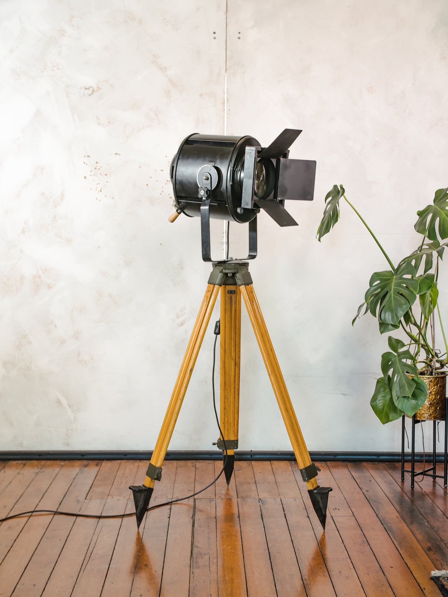 A.E. Cremer Paris 1950s Film Spotlight Floor lamp, Theatre Projector on Wooden Surveying Tripod, Original Barndoors, French Art Deco