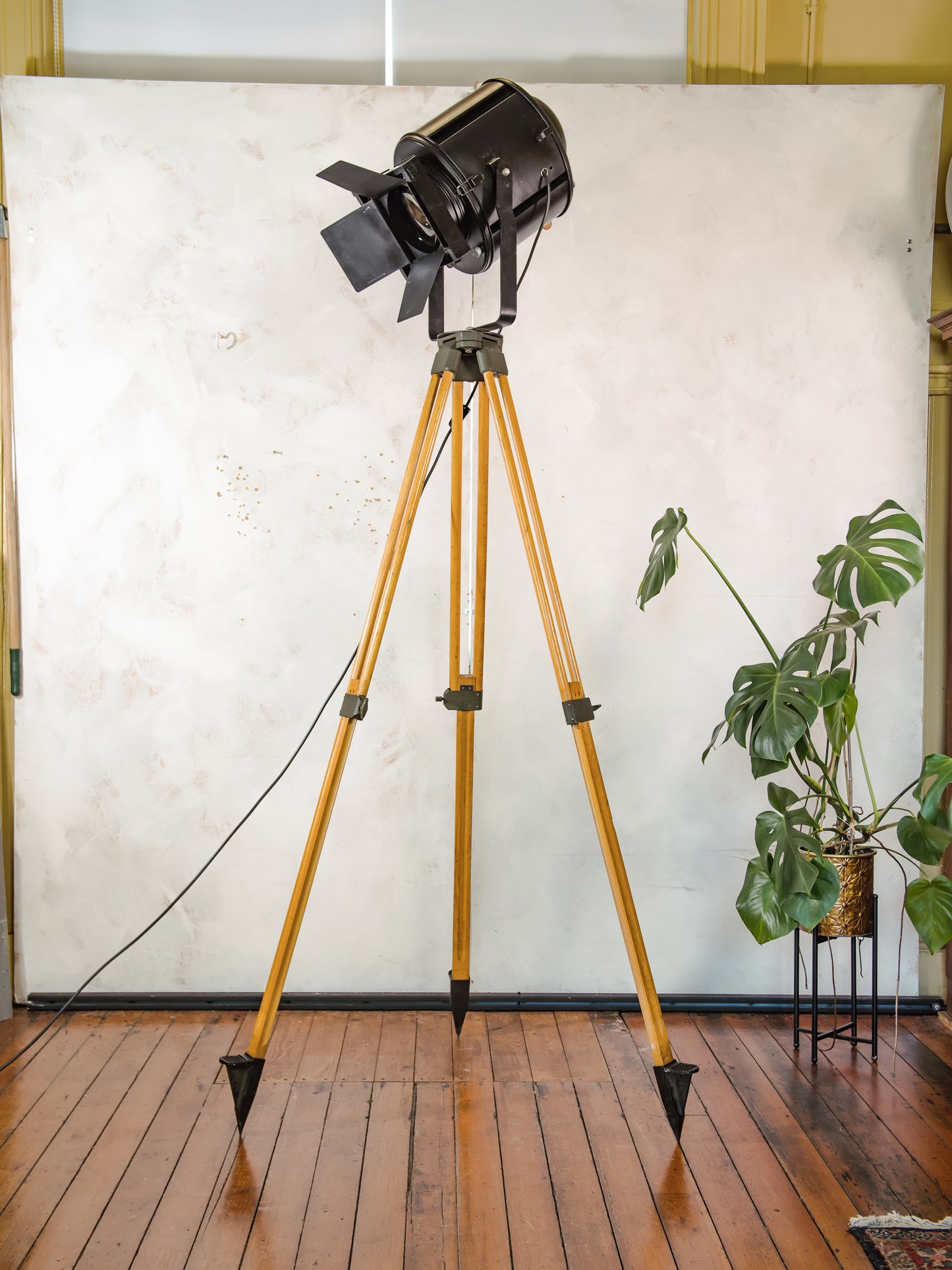 A.E. Cremer Paris 1950s Film Spotlight Floor lamp, Theatre Projector on Wooden Surveying Tripod, Original Barndoors, French Art Deco