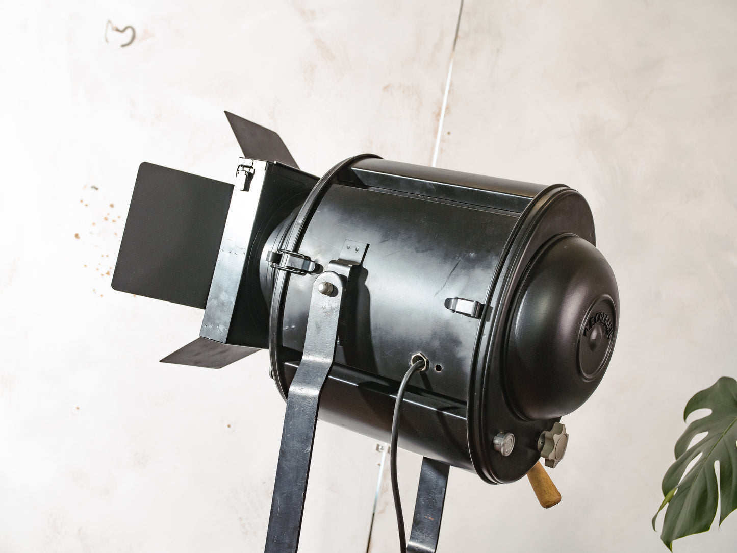 A.E. Cremer Paris 1950s Film Spotlight Floor lamp, Theatre Projector on Wooden Surveying Tripod, Original Barndoors, French Art Deco