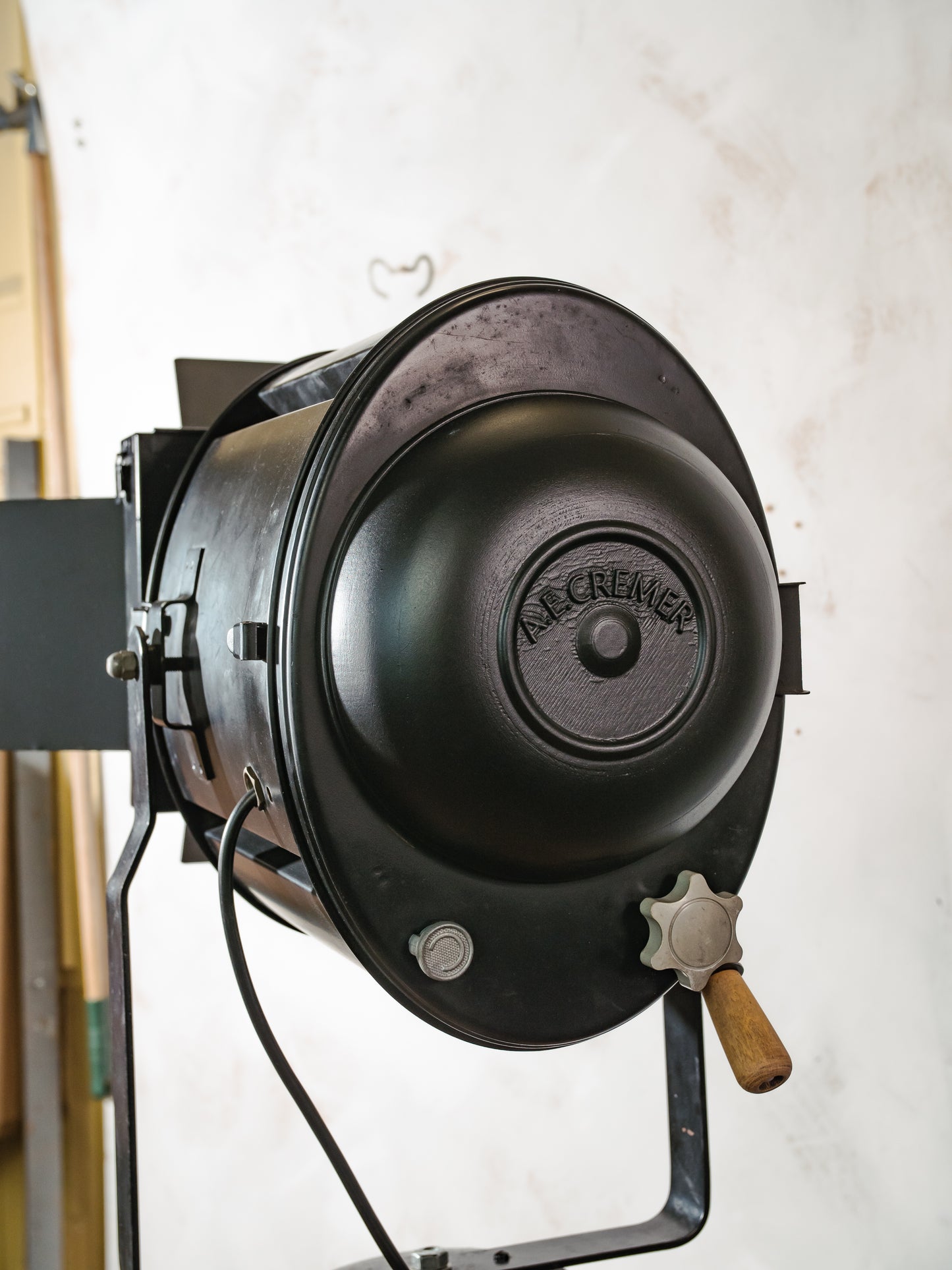 A.E. Cremer Paris 1950s Film Spotlight Floor lamp, Theatre Projector on Wooden Surveying Tripod, Original Barndoors, French Art Deco