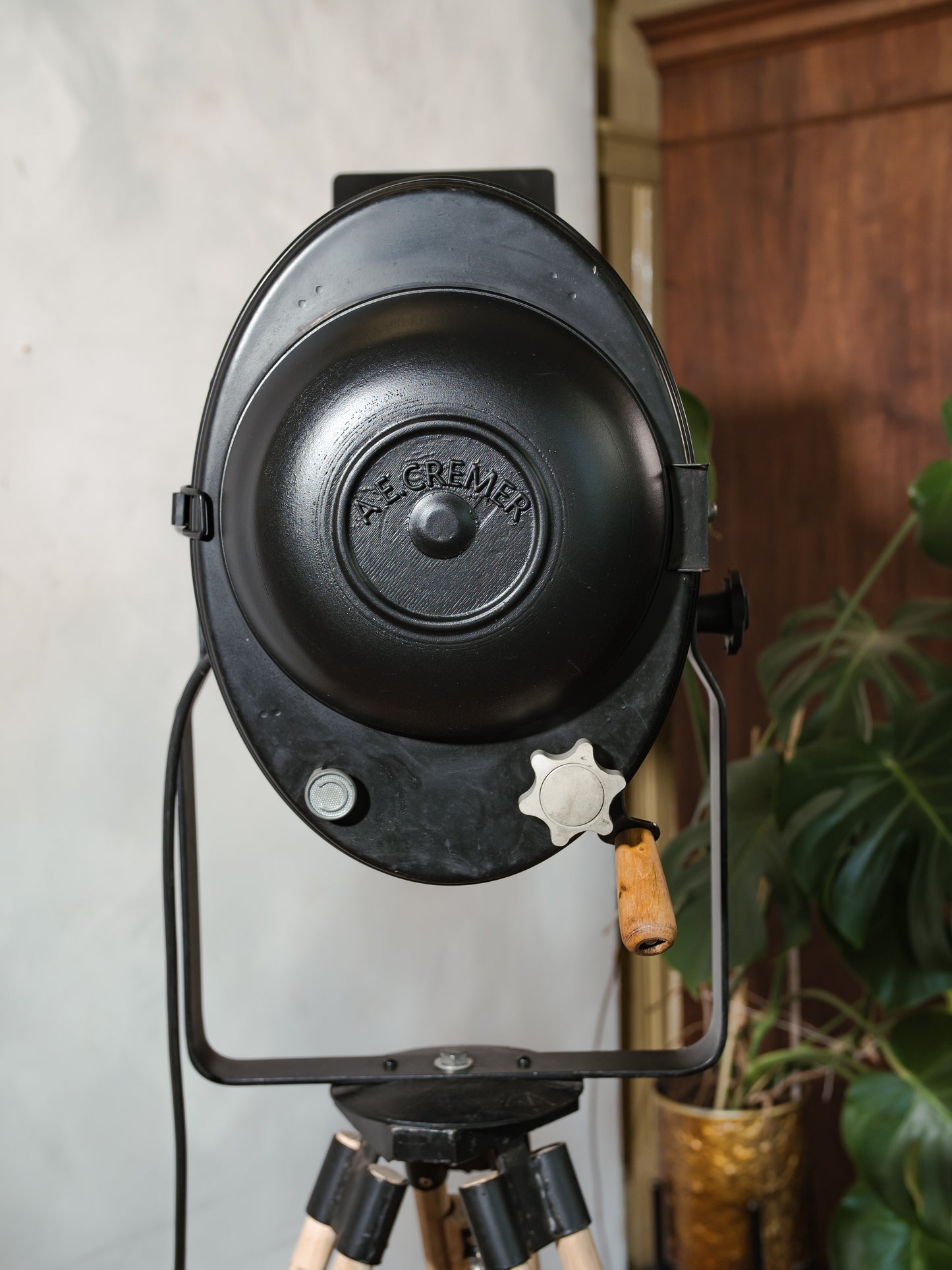 1950s Theater Floor lamp A.E. Cremer Paris Spotlight on Adjustable Wooden Surveying Tripod, With Barndoors, French Antique Lighting