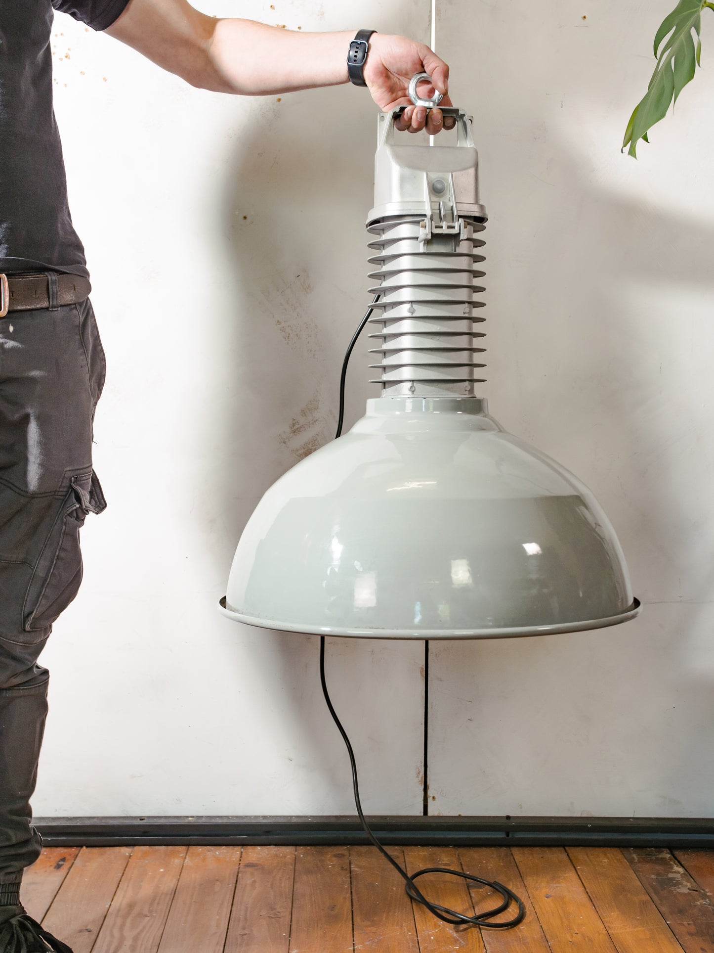 Grote industriële fabrieks hanglamp met grijze emaille kap, Philips HDK hang werkplaats lamp uit de jaren 50, volledig gerenoveerd en opnieuw bedraad E27
