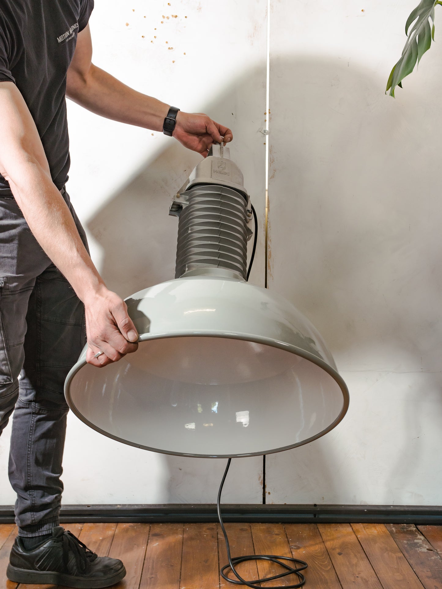 Grote industriële fabrieks hanglamp met grijze emaille kap, Philips HDK hang werkplaats lamp uit de jaren 50, volledig gerenoveerd en opnieuw bedraad E27
