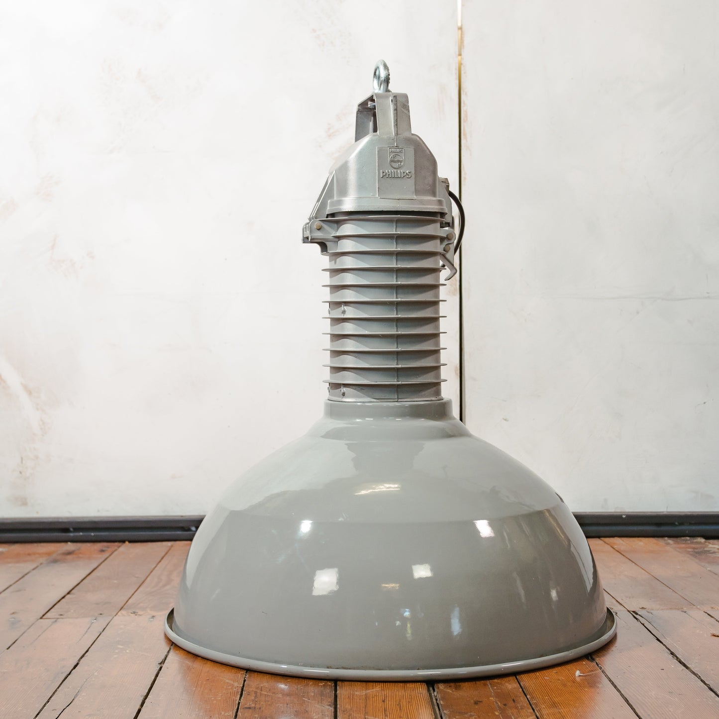 Grote industriële fabrieks hanglamp met grijze emaille kap, Philips HDK hang werkplaats lamp uit de jaren 50, volledig gerenoveerd en opnieuw bedraad E27