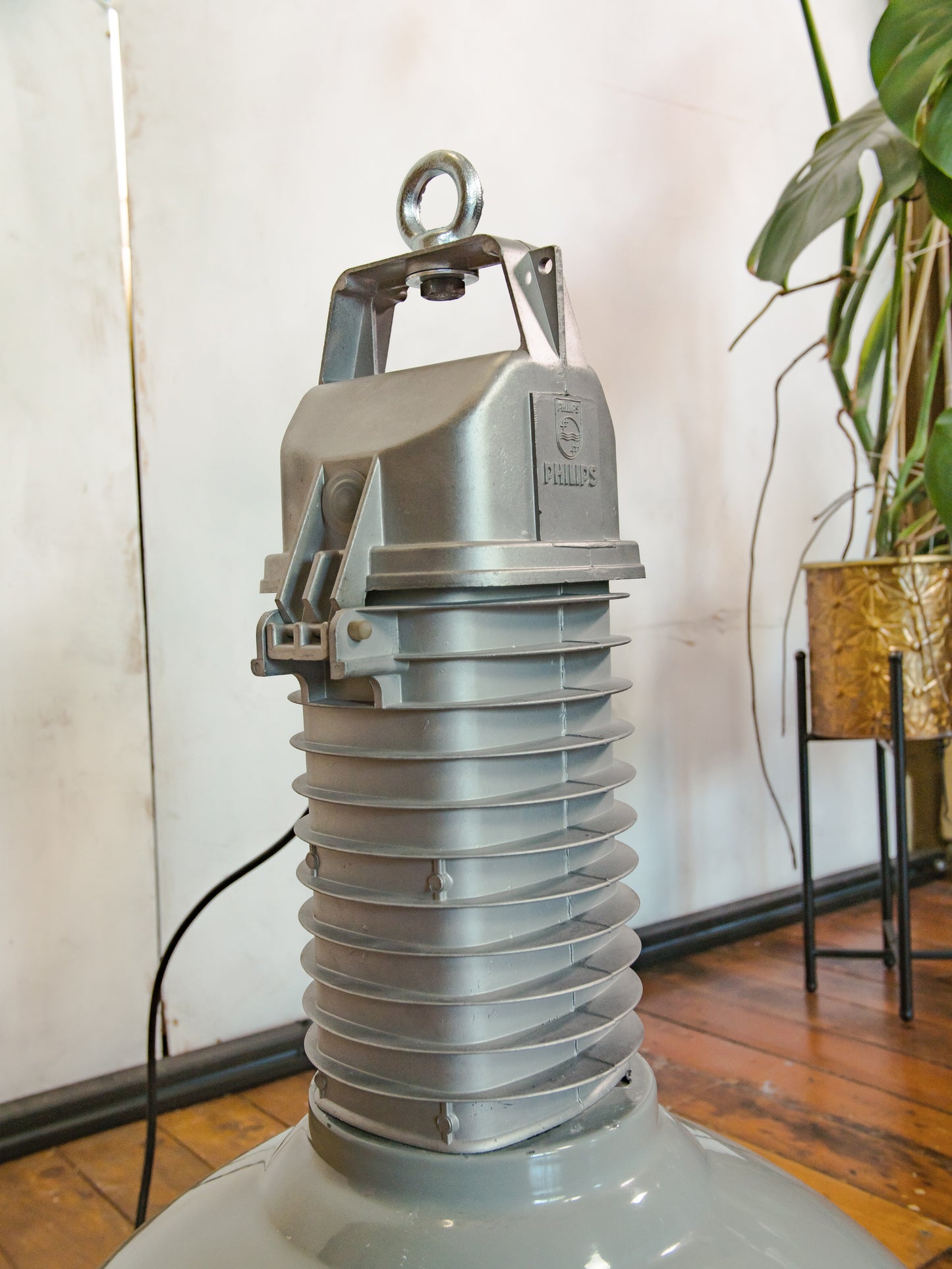 Grote industriële fabrieks hanglamp met grijze emaille kap, Philips HDK hang werkplaats lamp uit de jaren 50, volledig gerenoveerd en opnieuw bedraad E27