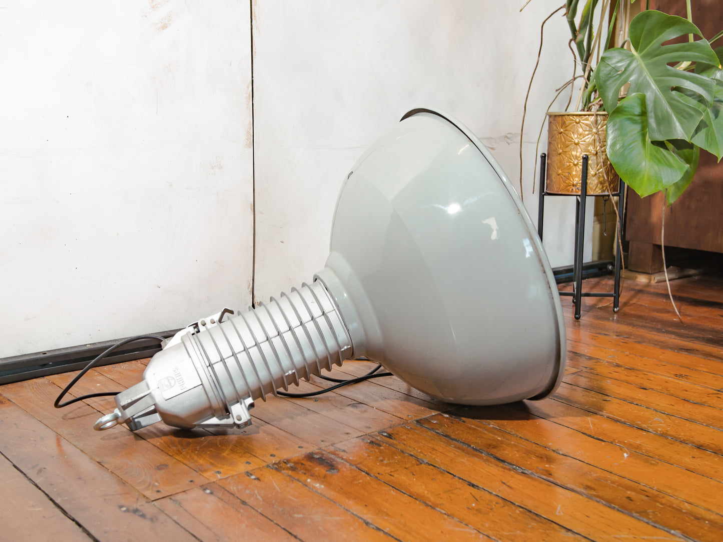Grote industriële fabrieks hanglamp met grijze emaille kap, Philips HDK hang werkplaats lamp uit de jaren 50, volledig gerenoveerd en opnieuw bedraad E27