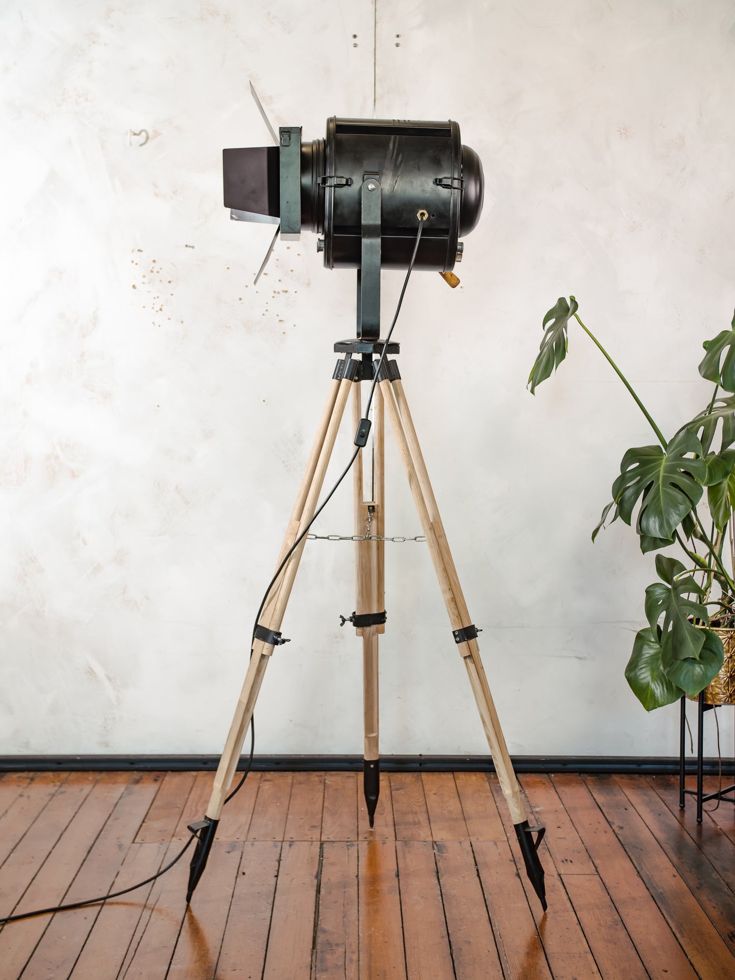 1950s Theater Floor lamp A.E. Cremer Paris Spotlight on Adjustable Wooden Surveying Tripod, With Barndoors, French Antique Lighting