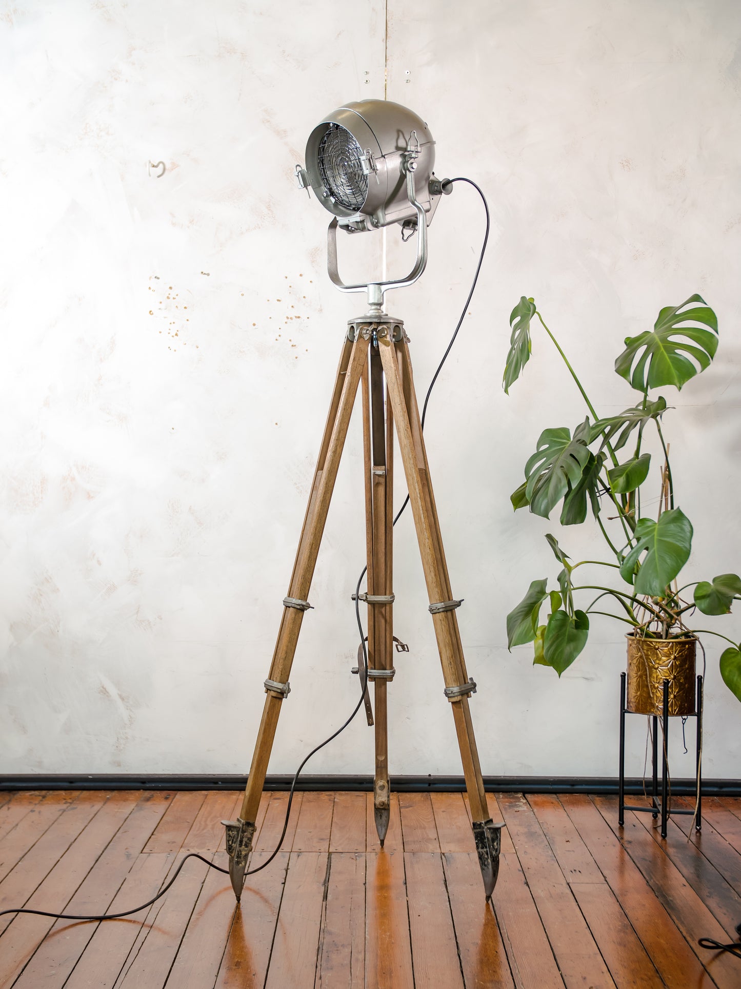 Mole Richardson Super Pup jaren 40, grijze Hollywood-filmspotlamp, zeldzame podiumlamp op vintage houten landmeterstatief