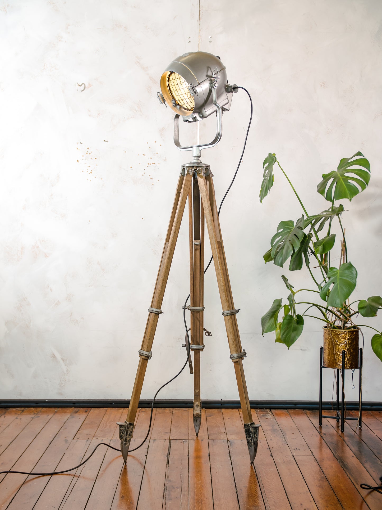 Mole Richardson Super Pup jaren 40, grijze Hollywood-filmspotlamp, zeldzame podiumlamp op vintage houten landmeterstatief