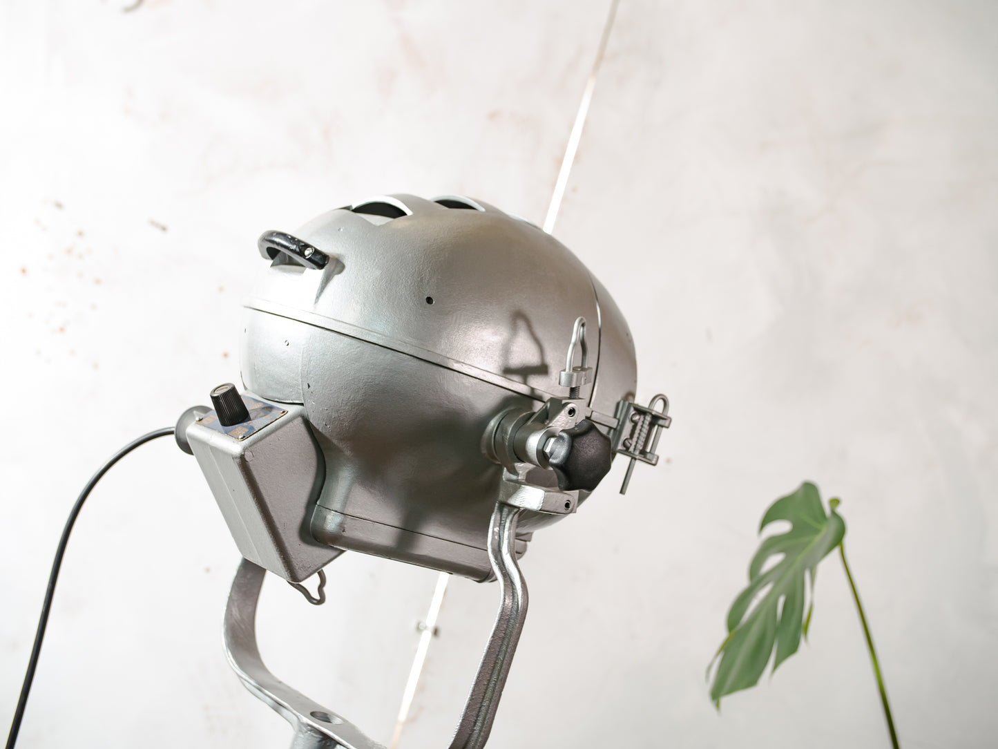 Mole Richardson Super Pup jaren 40, grijze Hollywood-filmspotlamp, zeldzame podiumlamp op vintage houten landmeterstatief