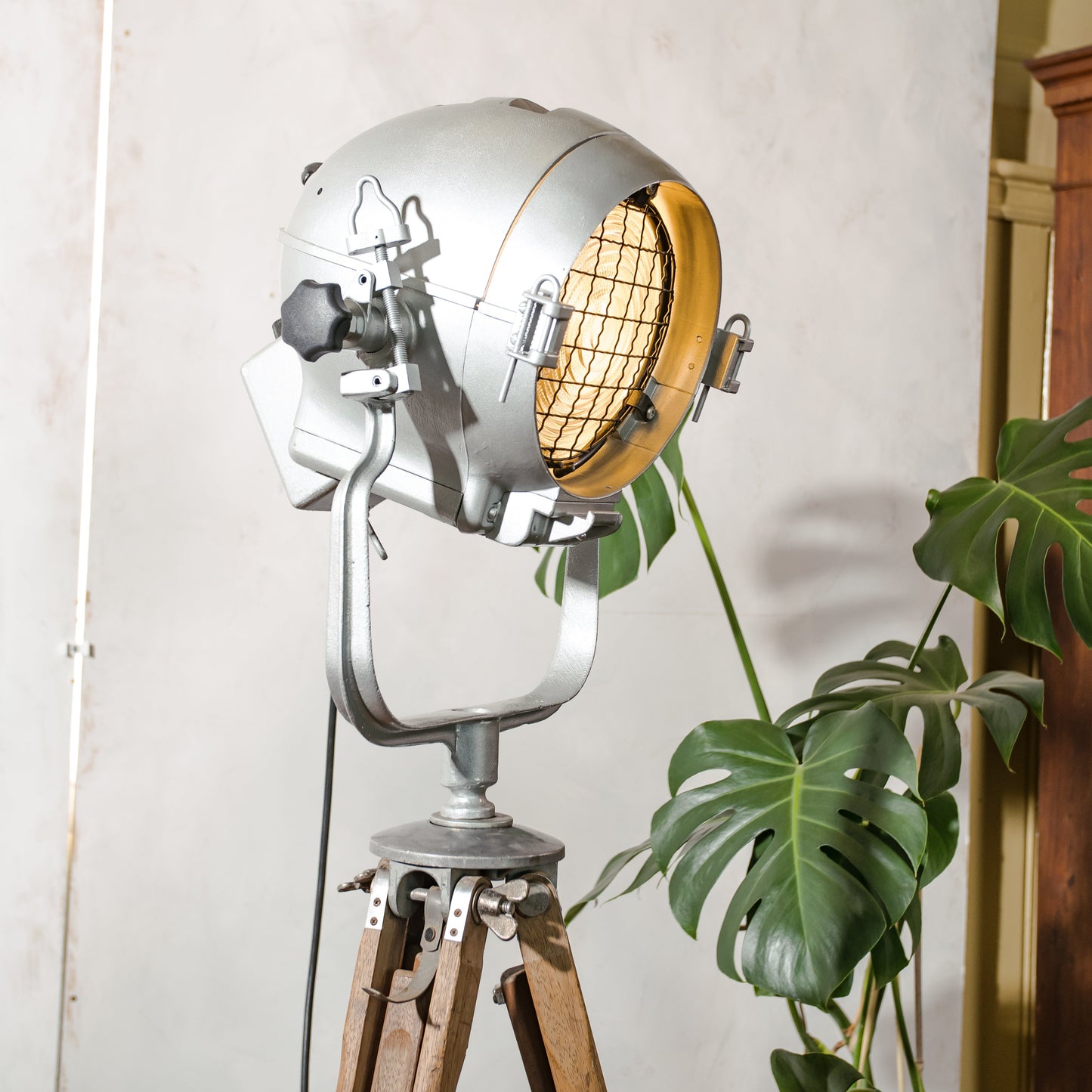 Mole Richardson Super Pup jaren 40, grijze Hollywood-filmspotlamp, zeldzame podiumlamp op vintage houten landmeterstatief