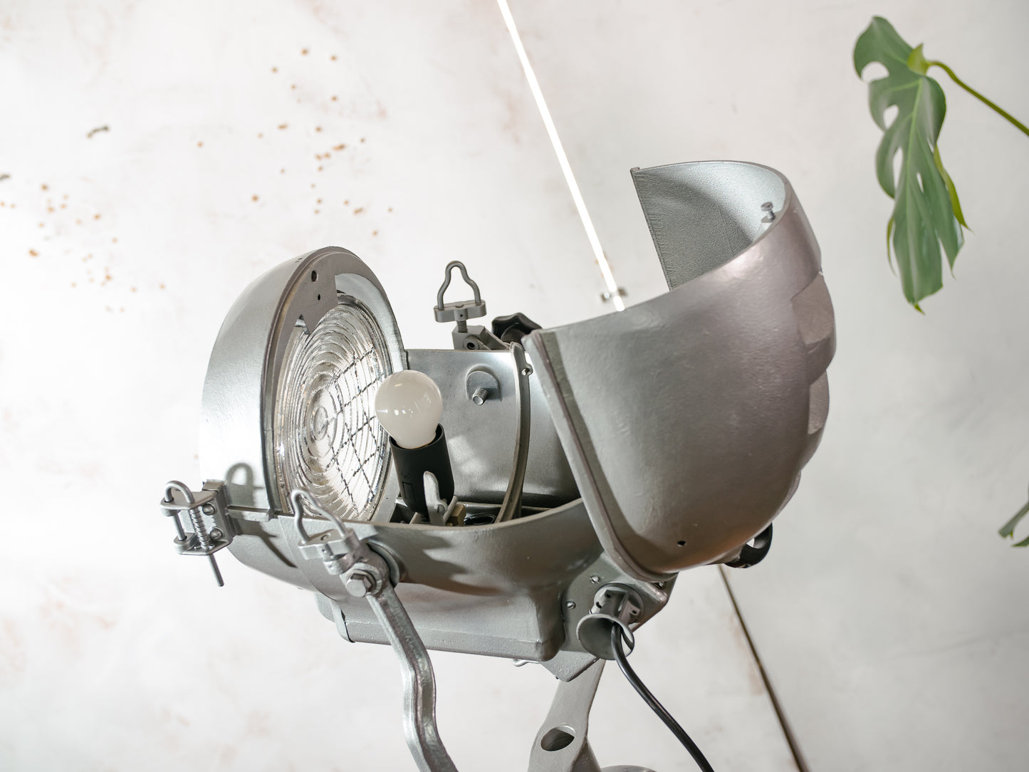 Mole Richardson Super Pup jaren 40, grijze Hollywood-filmspotlamp, zeldzame podiumlamp op vintage houten landmeterstatief