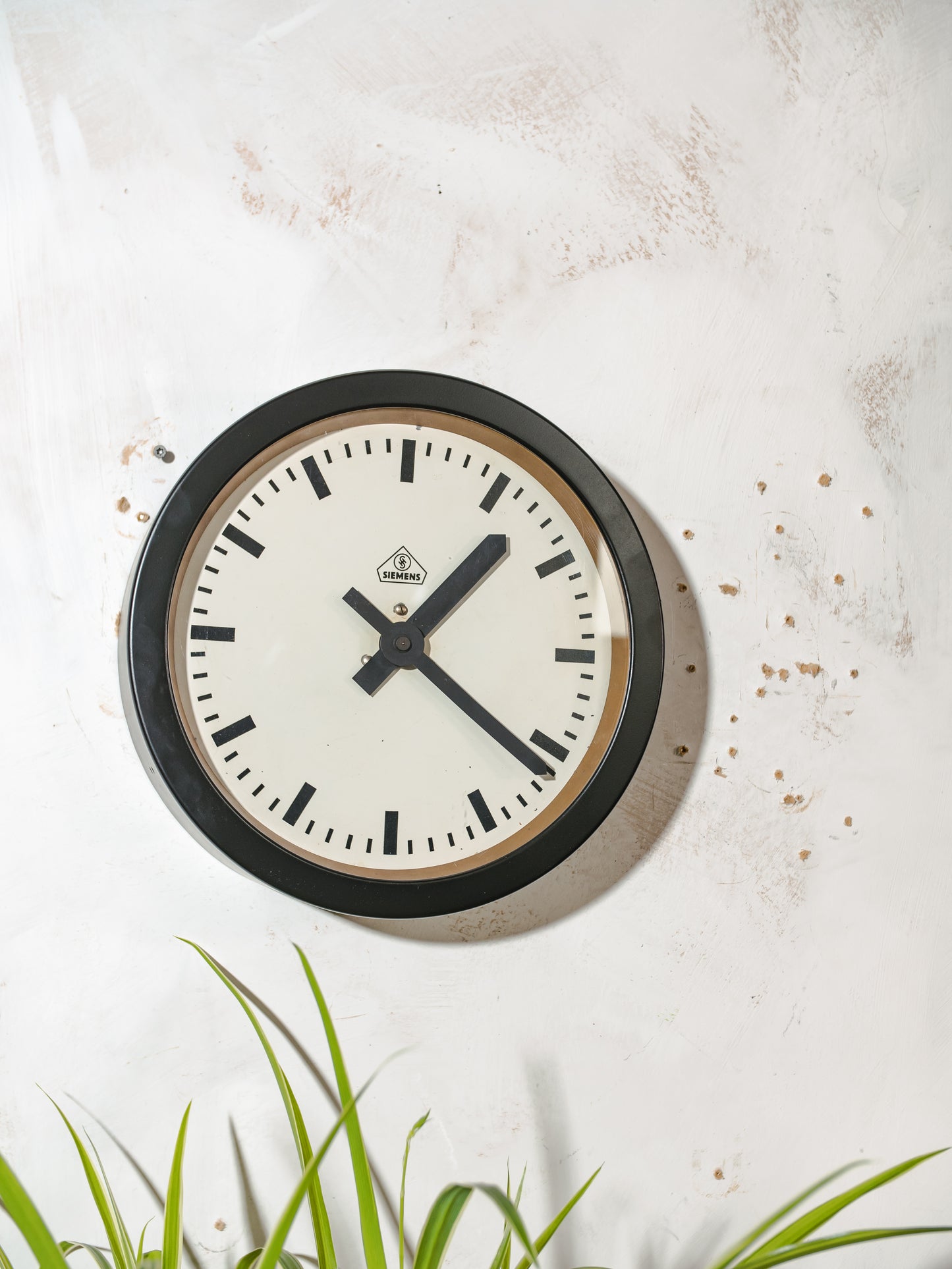 1930s Factory Wall Clock by Siemens, Ø30 CM diameter, Satin Black Industrial Station Slaveclock, Original 24V mechanism with Pulse generator