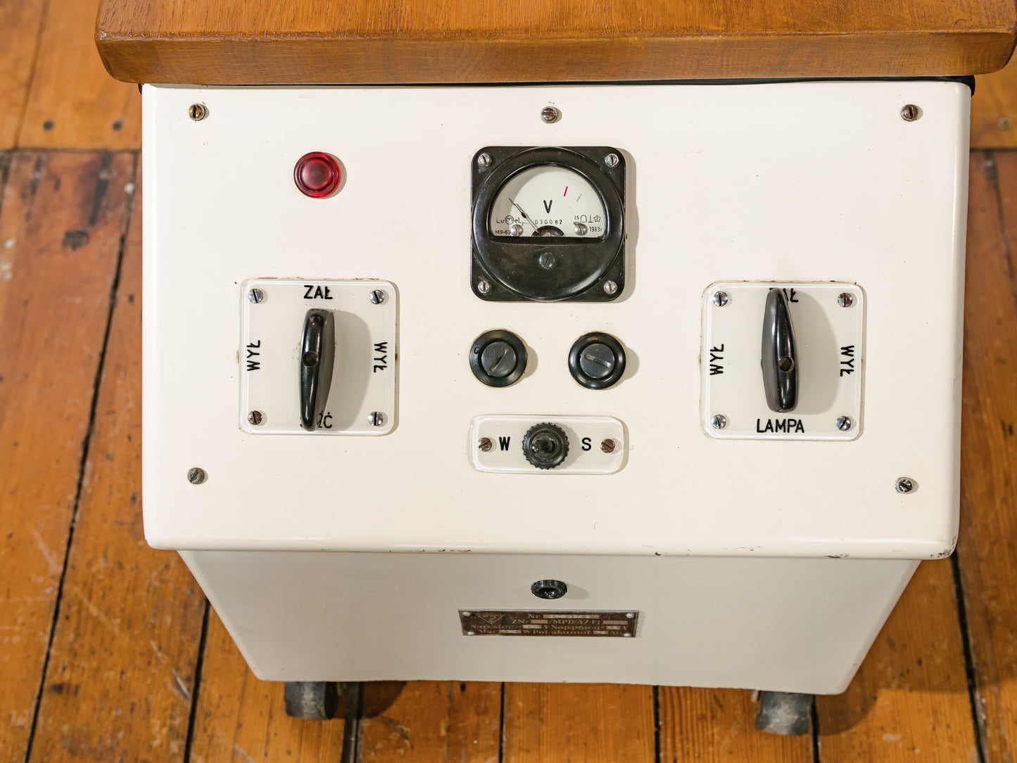 Industriële bijzettafel, gerecyclede vintage, Famed-1 chirurgische kar, draaibare eiken houten bladen met twee niveaus, verborgen opbergruimte, rollende multimedia- en bar tafel