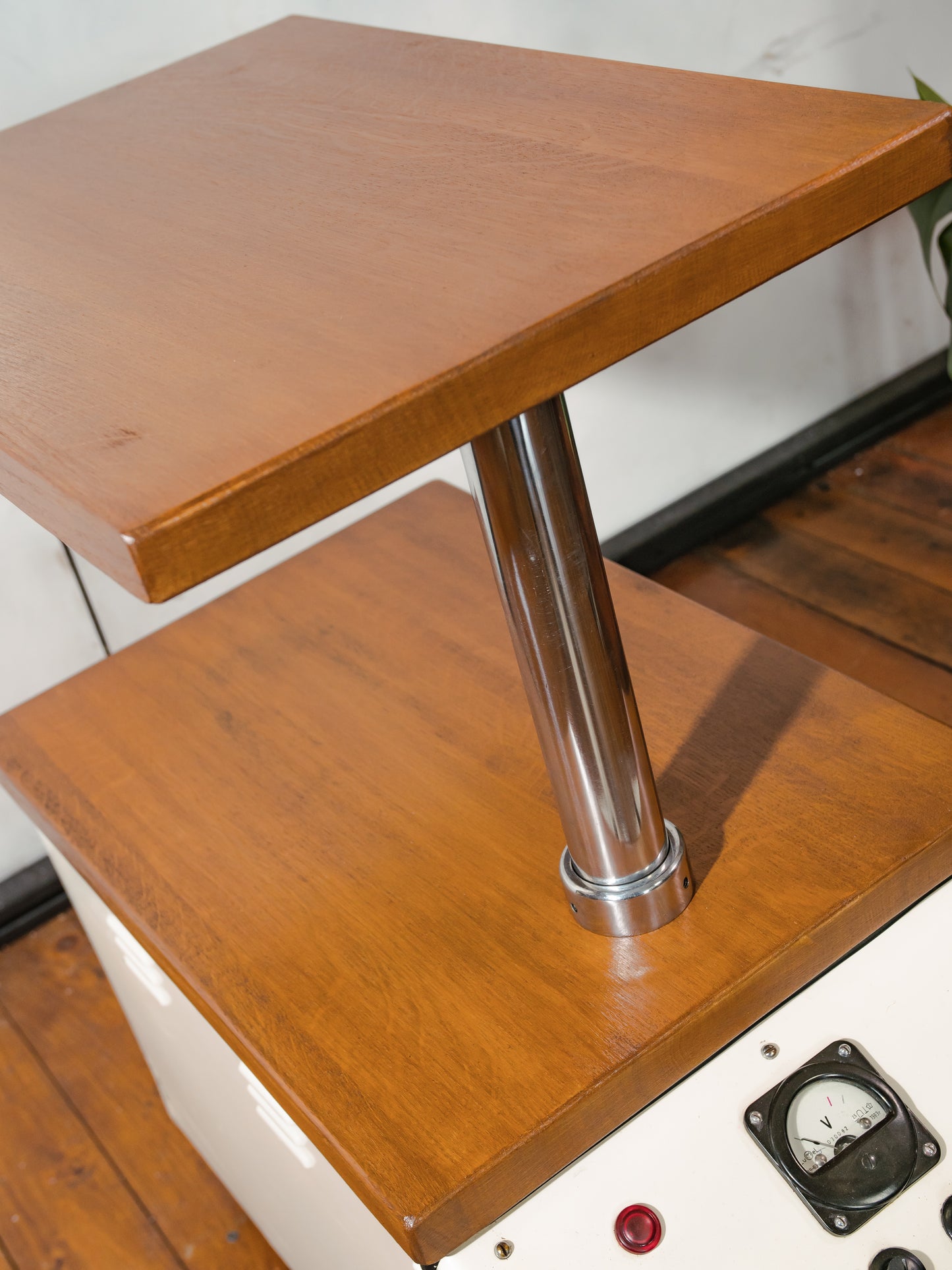 Industriële bijzettafel, gerecyclede vintage, Famed-1 chirurgische kar, draaibare eiken houten bladen met twee niveaus, verborgen opbergruimte, rollende multimedia- en bar tafel
