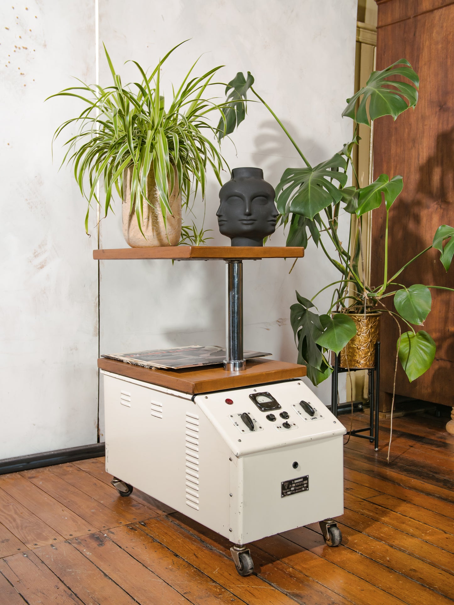 Industriële bijzettafel, gerecyclede vintage, Famed-1 chirurgische kar, draaibare eiken houten bladen met twee niveaus, verborgen opbergruimte, rollende multimedia- en bar tafel