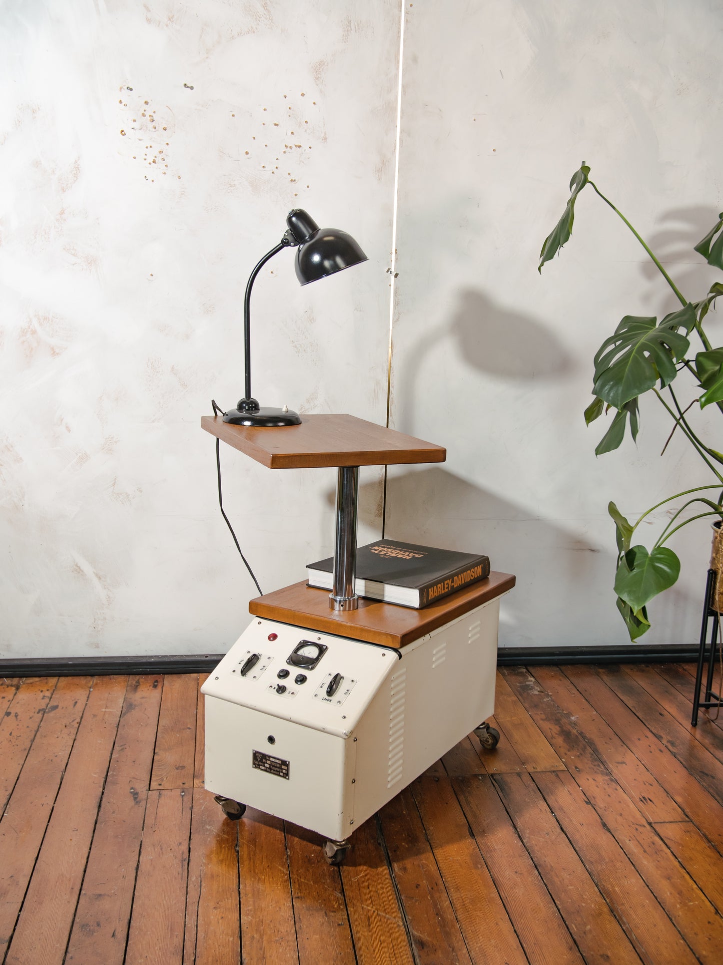 Industriële bijzettafel, gerecyclede vintage, Famed-1 chirurgische kar, draaibare eiken houten bladen met twee niveaus, verborgen opbergruimte, rollende multimedia- en bar tafel