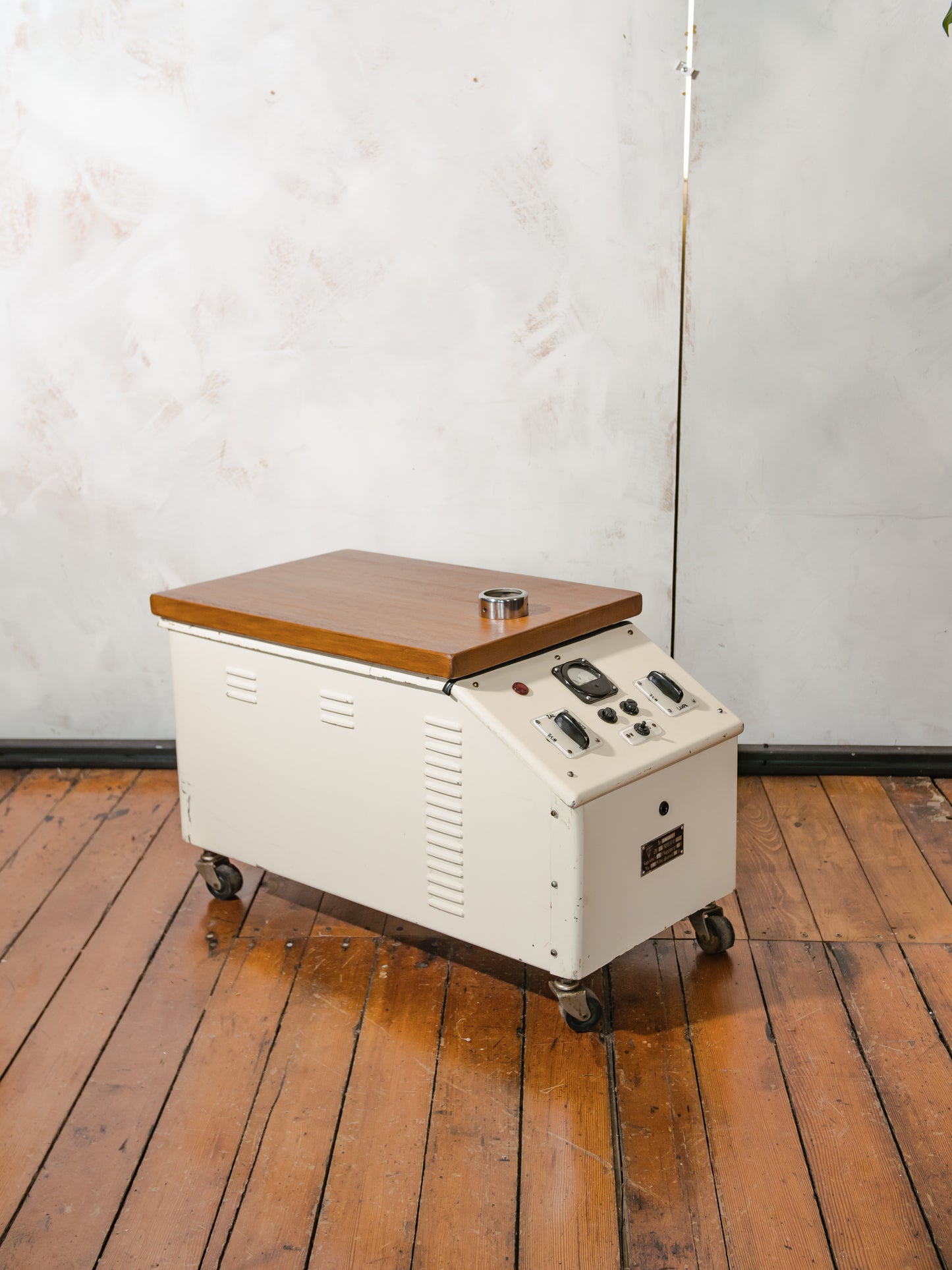 Industriële bijzettafel, gerecyclede vintage, Famed-1 chirurgische kar, draaibare eiken houten bladen met twee niveaus, verborgen opbergruimte, rollende multimedia- en bar tafel