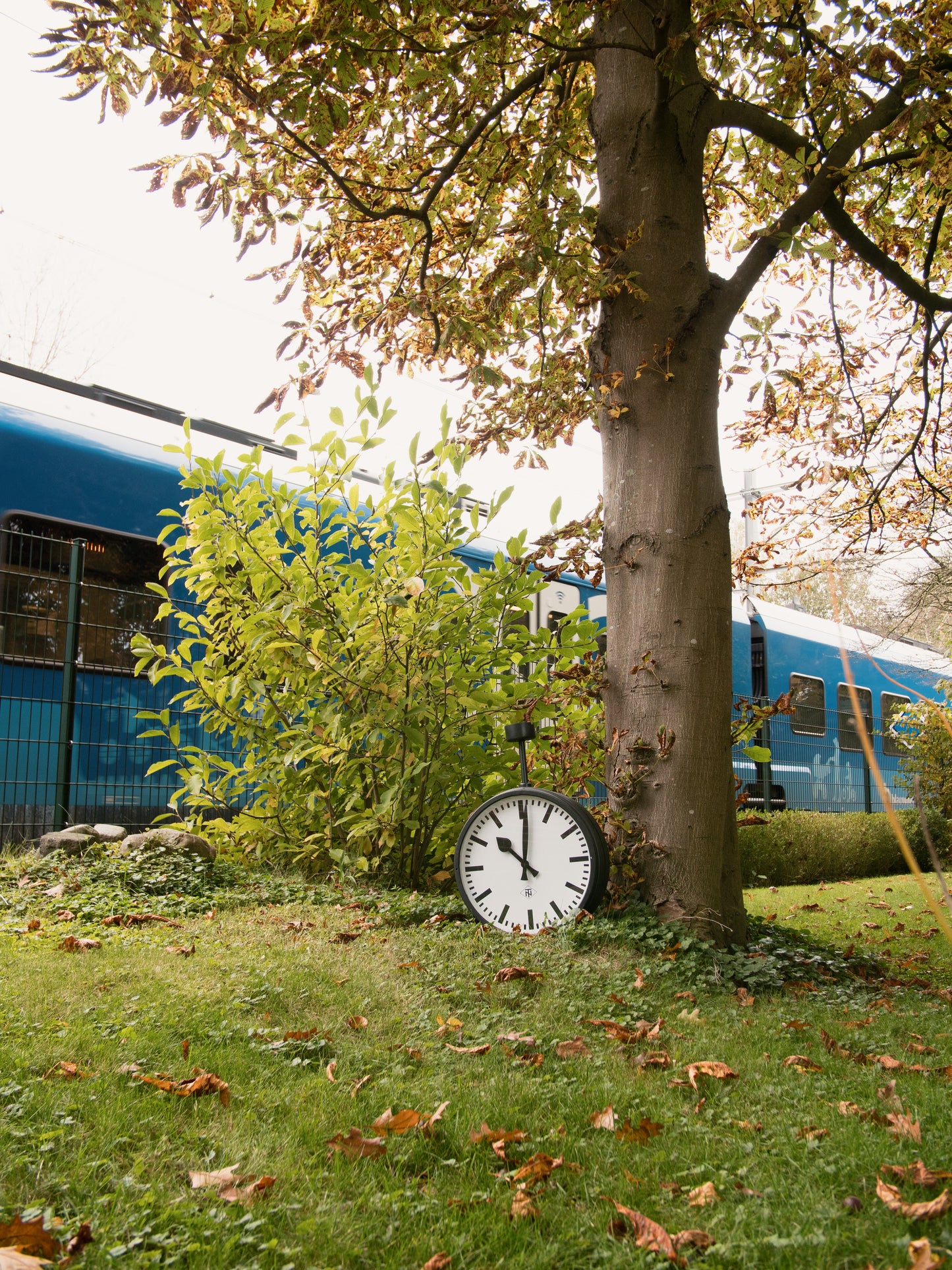 Vintage Telenorma dubbelzijdige spoorwegklok uit de jaren 50, Duitse industriële inrichting, volledig gerestaureerd met moderne kwarts