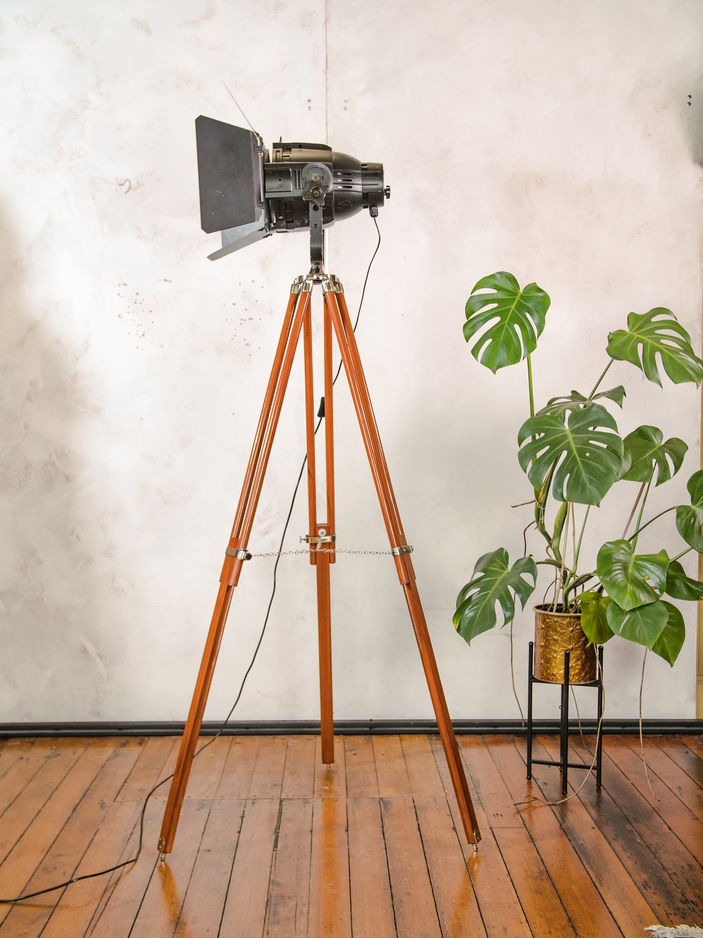Floor lamp Vintage Black Theatre Light Barndoors, The Aliën Spotlight, Studio Stagelight on adjustable Wooden Tripod, Floor Spot light