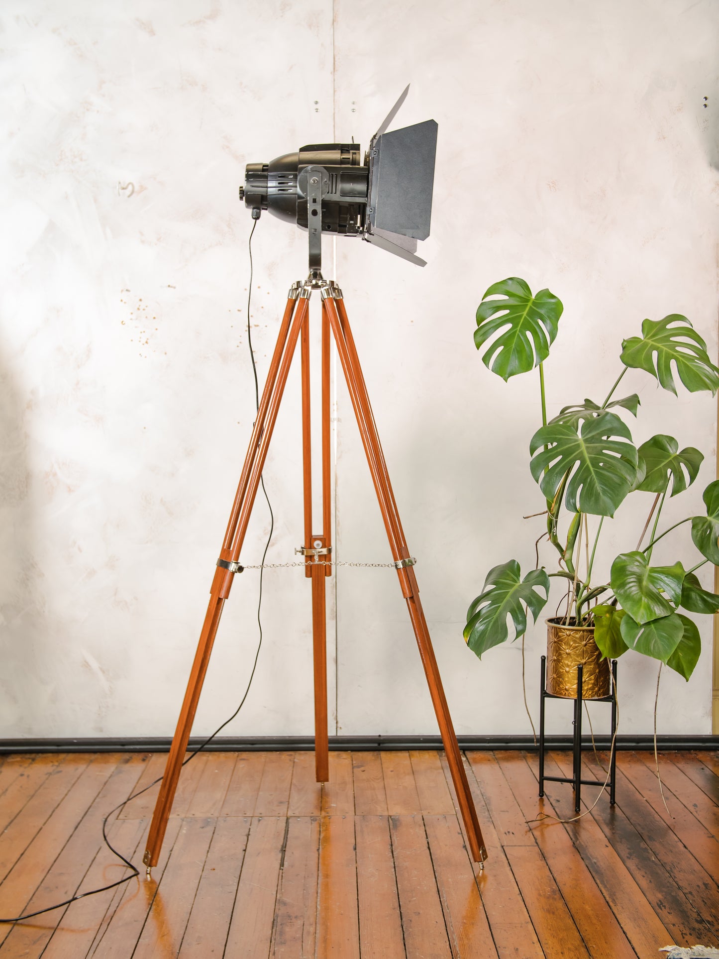 Floor lamp Vintage Black Theatre Light Barndoors, The Aliën Spotlight, Studio Stagelight on adjustable Wooden Tripod, Floor Spot light
