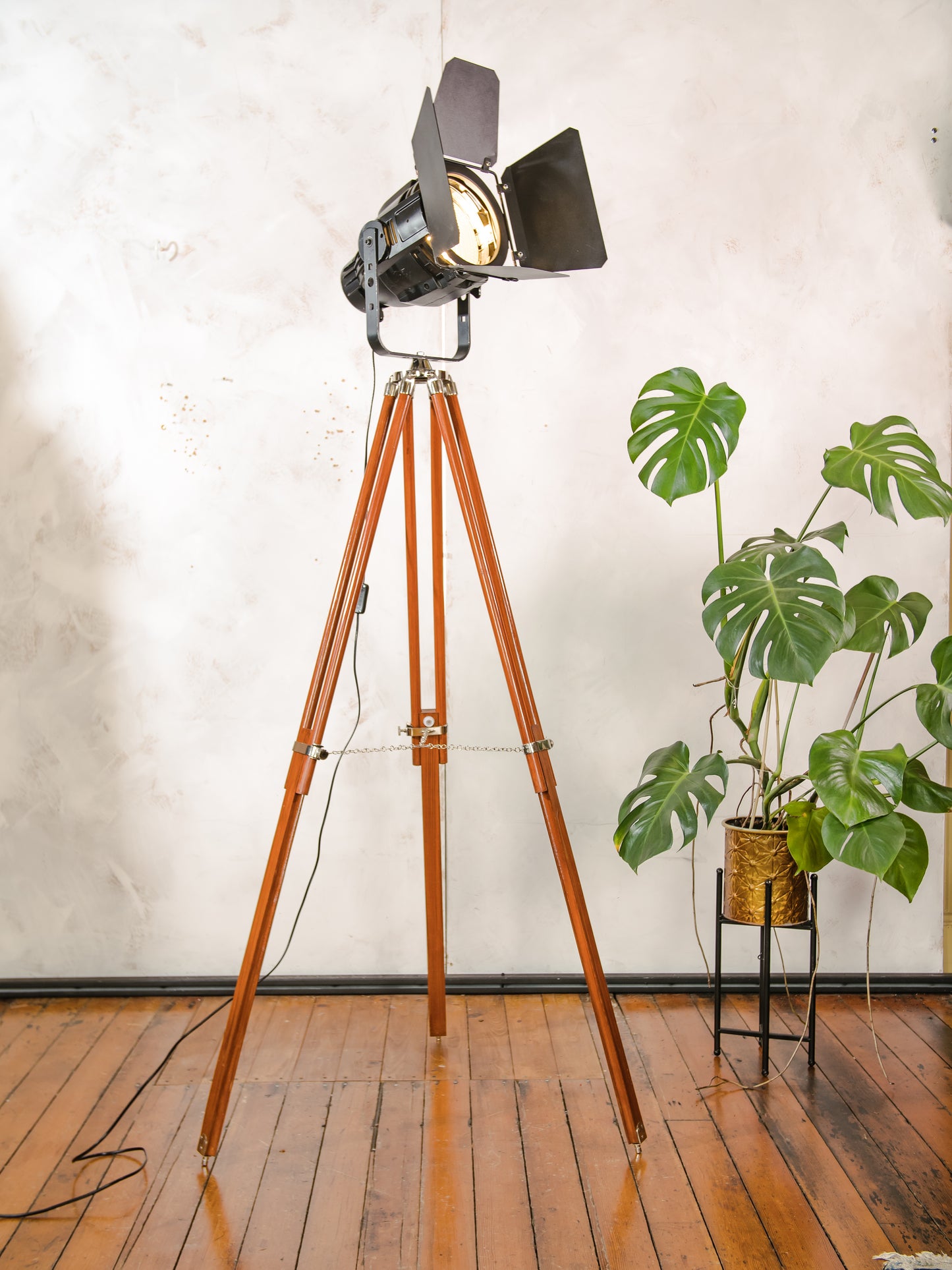 Floor lamp Vintage Black Theatre Light Barndoors, The Aliën Spotlight, Studio Stagelight on adjustable Wooden Tripod, Floor Spot light