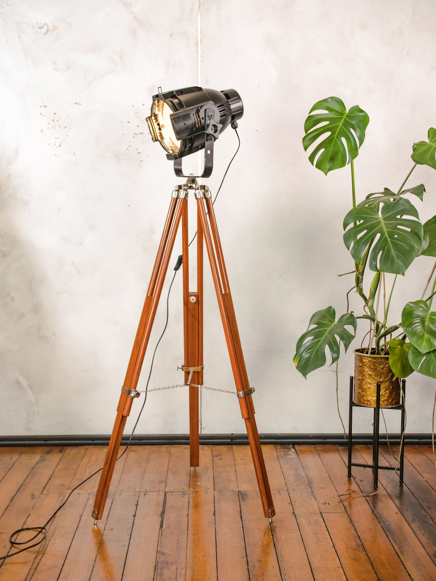 Floor lamp Vintage Black Theatre Light Barndoors, The Aliën Spotlight, Studio Stagelight on adjustable Wooden Tripod, Floor Spot light