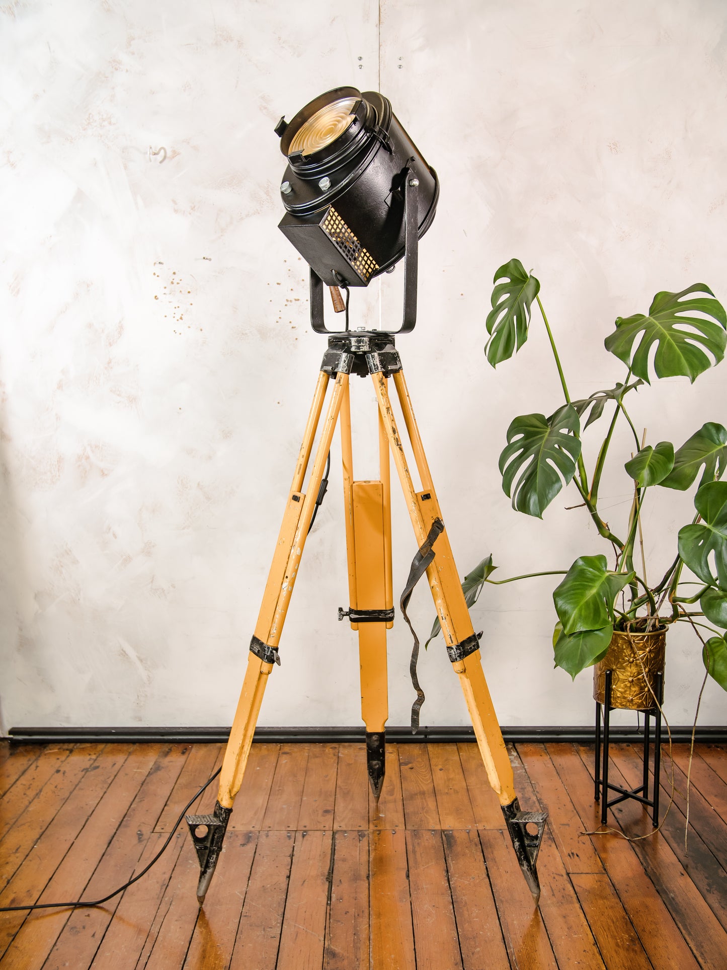 Antique 1950s A.E. Cremer Paris Black Film Spotlight on Vintage Wooden Surveyor Tripod, Theatre lamp, Industrial Retro Fresnel Lighting