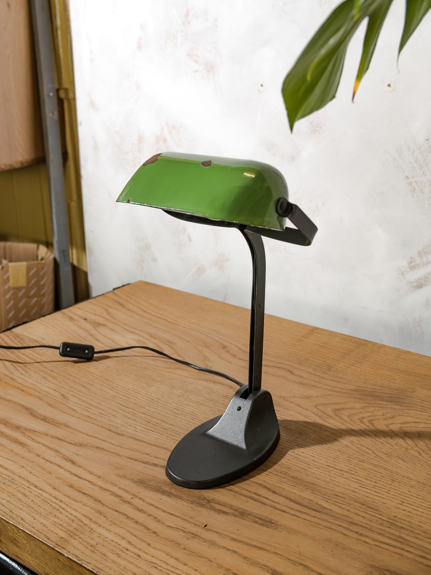 Zeldzame Viktoria Bankiers bureaulamp uit de jaren 20 met groene emaille kap, Art Deco elegantie, klassieke notarislamp met gietijzeren voet