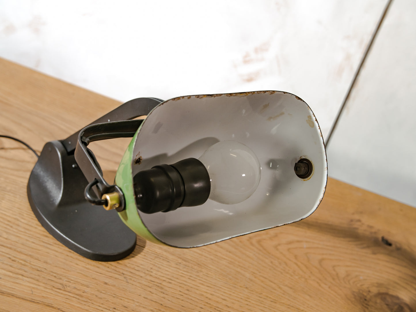 Zeldzame Viktoria Bankiers bureaulamp uit de jaren 20 met groene emaille kap, Art Deco elegantie, klassieke notarislamp met gietijzeren voet