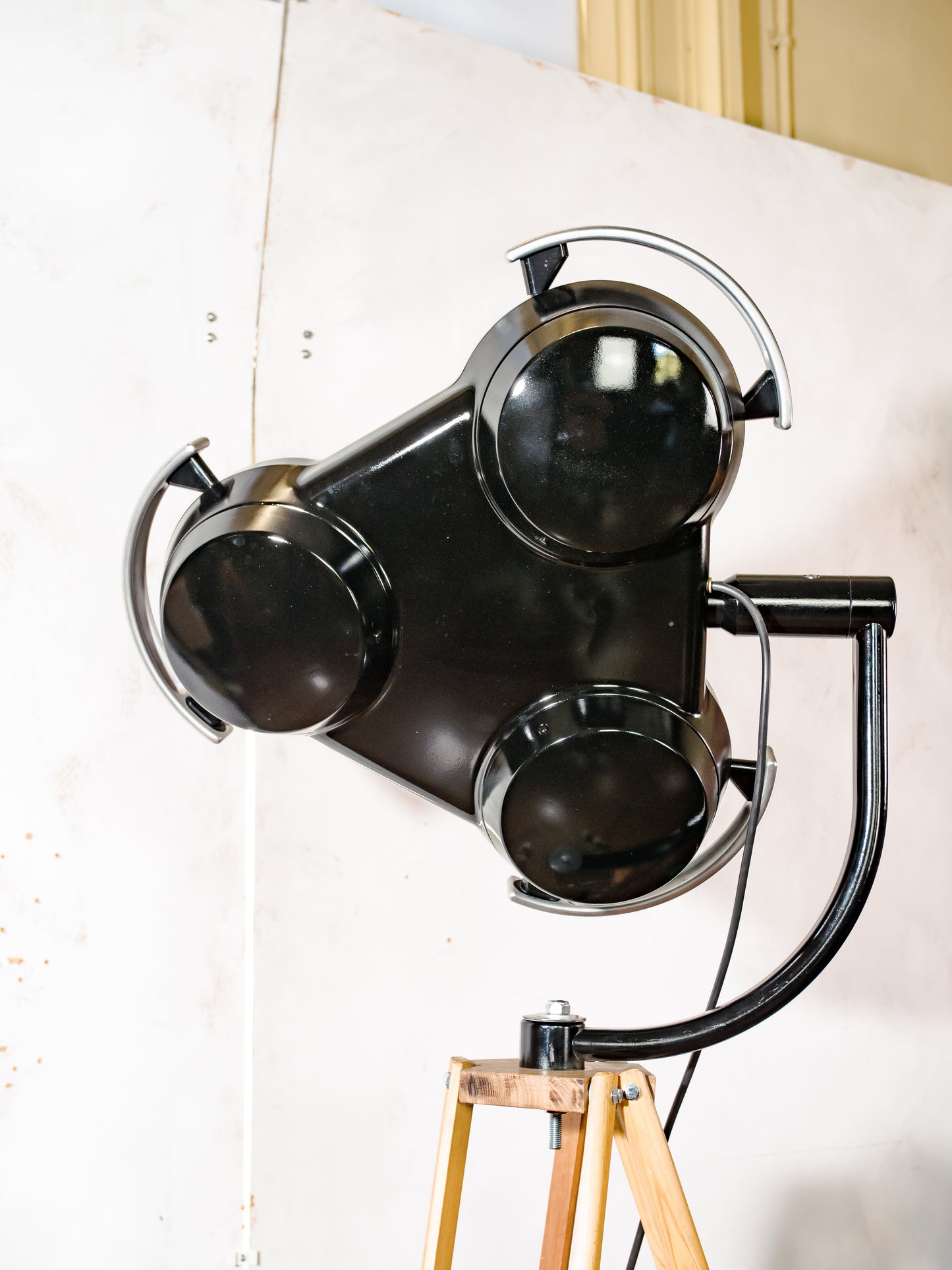 Shadowless 3-Way Hospital Lamp Floor Light, Upcycled Industrial Spotlight on Wooden Tripod, Retro Surgery Statement Lighting Loft & Studio