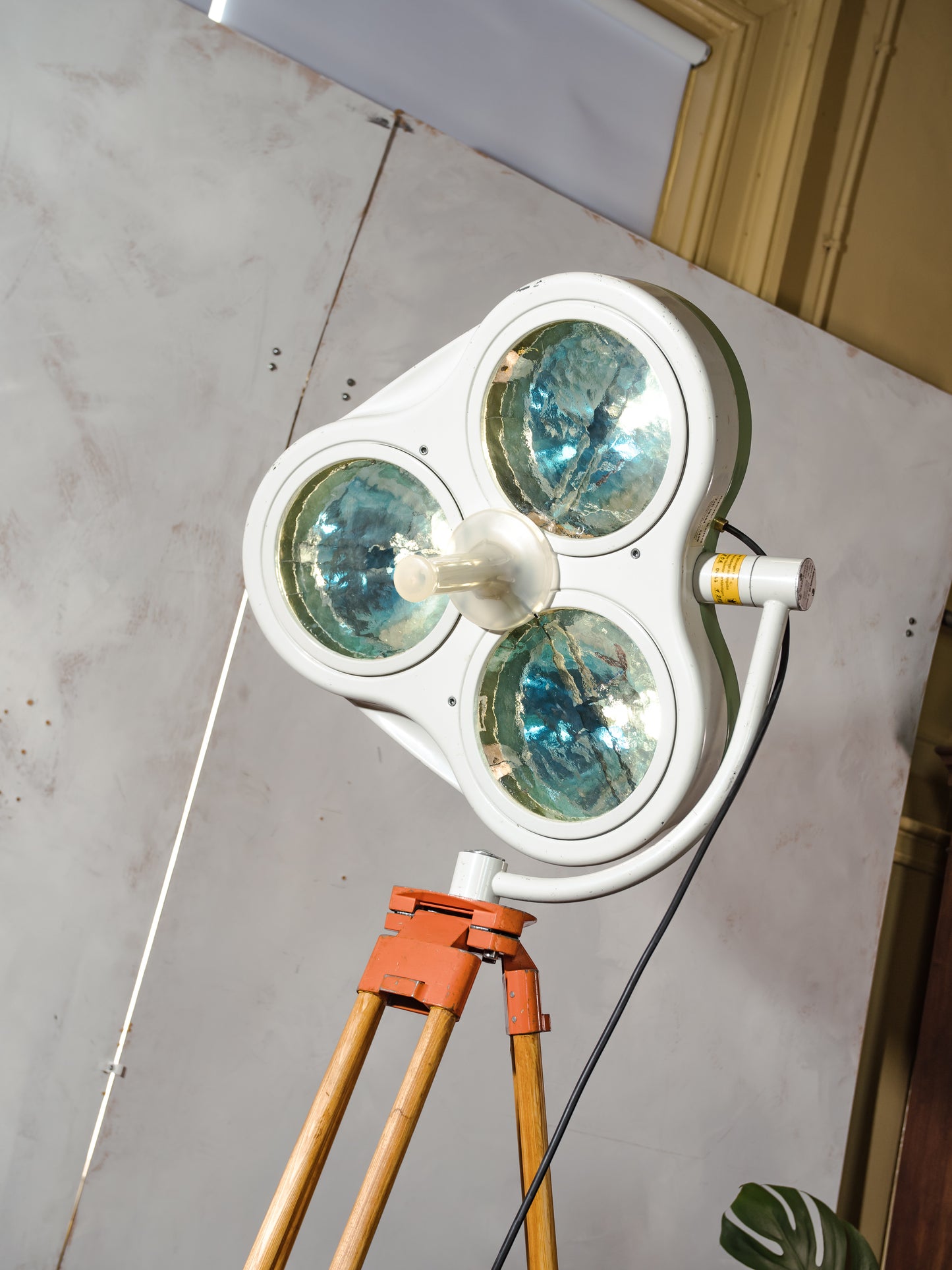 White & Green Retro Medical Spotlight Floor Lamp by Heraeus Hanaulux, Upcycled Hospital History on wooden Surveyors Tripod