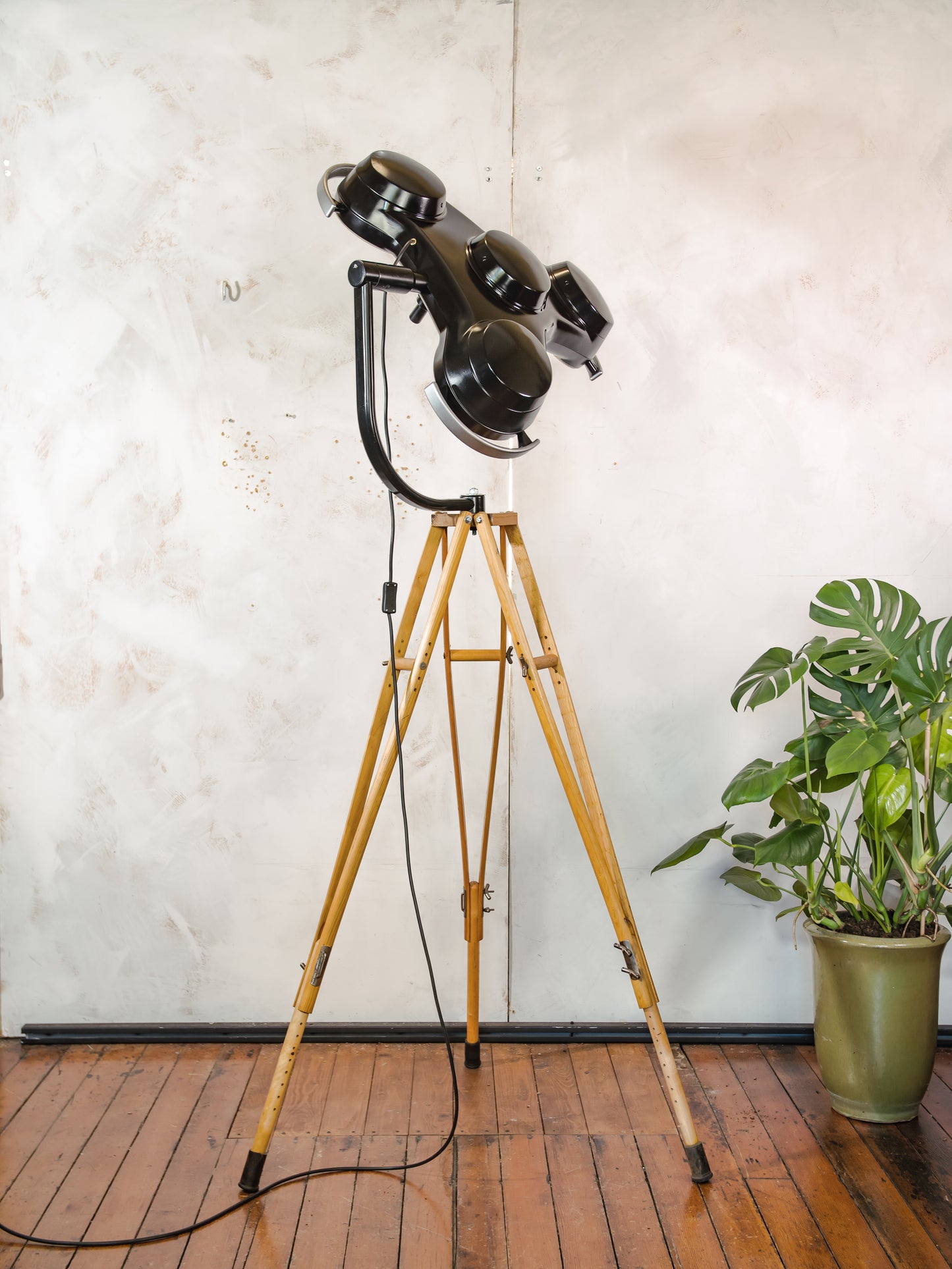 Shadowless 4-Way Surgical Lamp Floor Light, Upcycled Industrial Spotlight on Wooden Tripod, Retro Medical Statement Lighting Loft & Studio